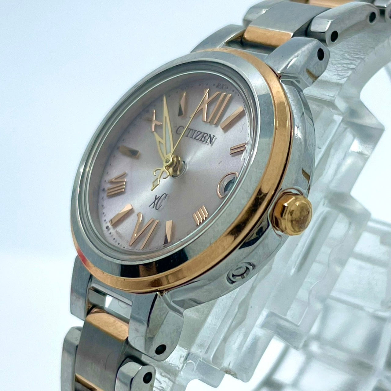 【稼働/美品】シチズン XC クロスシー 腕時計 H058-T016545 レディース エコドライブ ソーラー電波 ピンク文字盤 シルバー ゴールド コンビ デイト表示 ラウンド ローマ数字 エレガント ドレスウォッチ ビジネス クリーニング済 G6