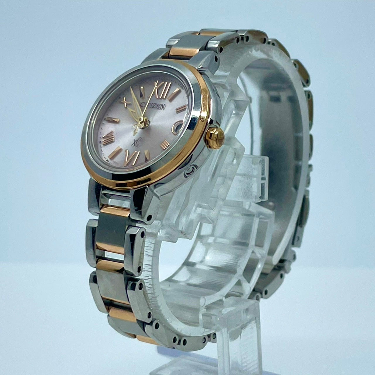 【稼働/美品】シチズン XC クロスシー 腕時計 H058-T016545 レディース エコドライブ ソーラー電波 ピンク文字盤 シルバー ゴールド コンビ デイト表示 ラウンド ローマ数字 エレガント ドレスウォッチ ビジネス クリーニング済 G6