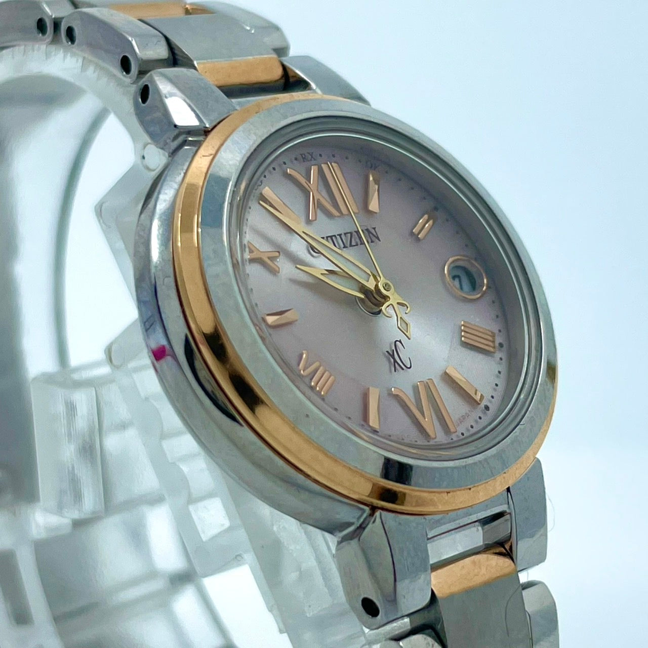 【稼働/美品】シチズン XC クロスシー 腕時計 H058-T016545 レディース エコドライブ ソーラー電波 ピンク文字盤 シルバー ゴールド コンビ デイト表示 ラウンド ローマ数字 エレガント ドレスウォッチ ビジネス クリーニング済 G6