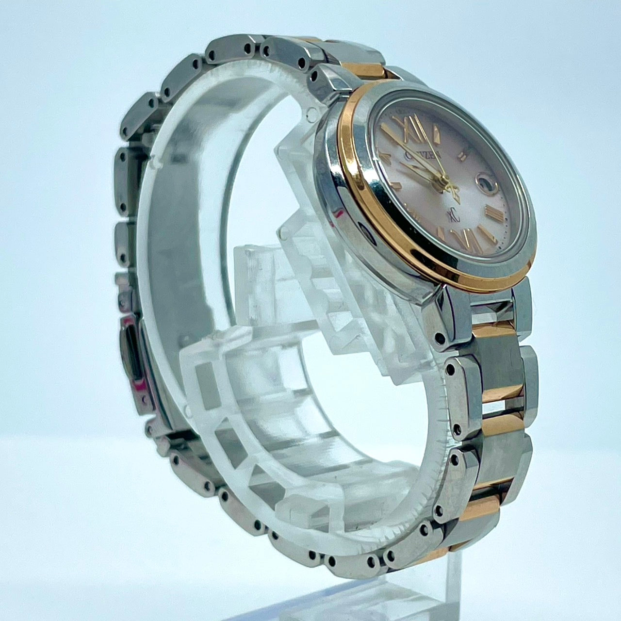 【稼働/美品】シチズン XC クロスシー 腕時計 H058-T016545 レディース エコドライブ ソーラー電波 ピンク文字盤 シルバー ゴールド コンビ デイト表示 ラウンド ローマ数字 エレガント ドレスウォッチ ビジネス クリーニング済 G6