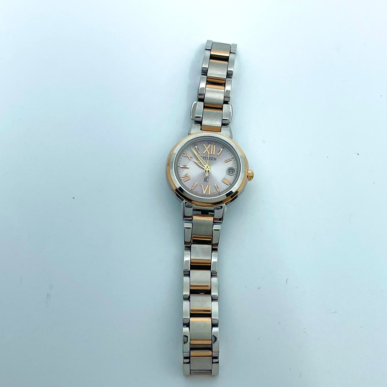 【稼働/美品】シチズン XC クロスシー 腕時計 H058-T016545 レディース エコドライブ ソーラー電波 ピンク文字盤 シルバー ゴールド コンビ デイト表示 ラウンド ローマ数字 エレガント ドレスウォッチ ビジネス クリーニング済 G6