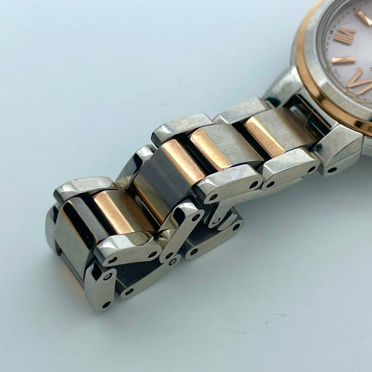 【稼働/美品】シチズン XC クロスシー 腕時計 H058-T016545 レディース エコドライブ ソーラー電波 ピンク文字盤 シルバー ゴールド コンビ デイト表示 ラウンド ローマ数字 エレガント ドレスウォッチ ビジネス クリーニング済 G6