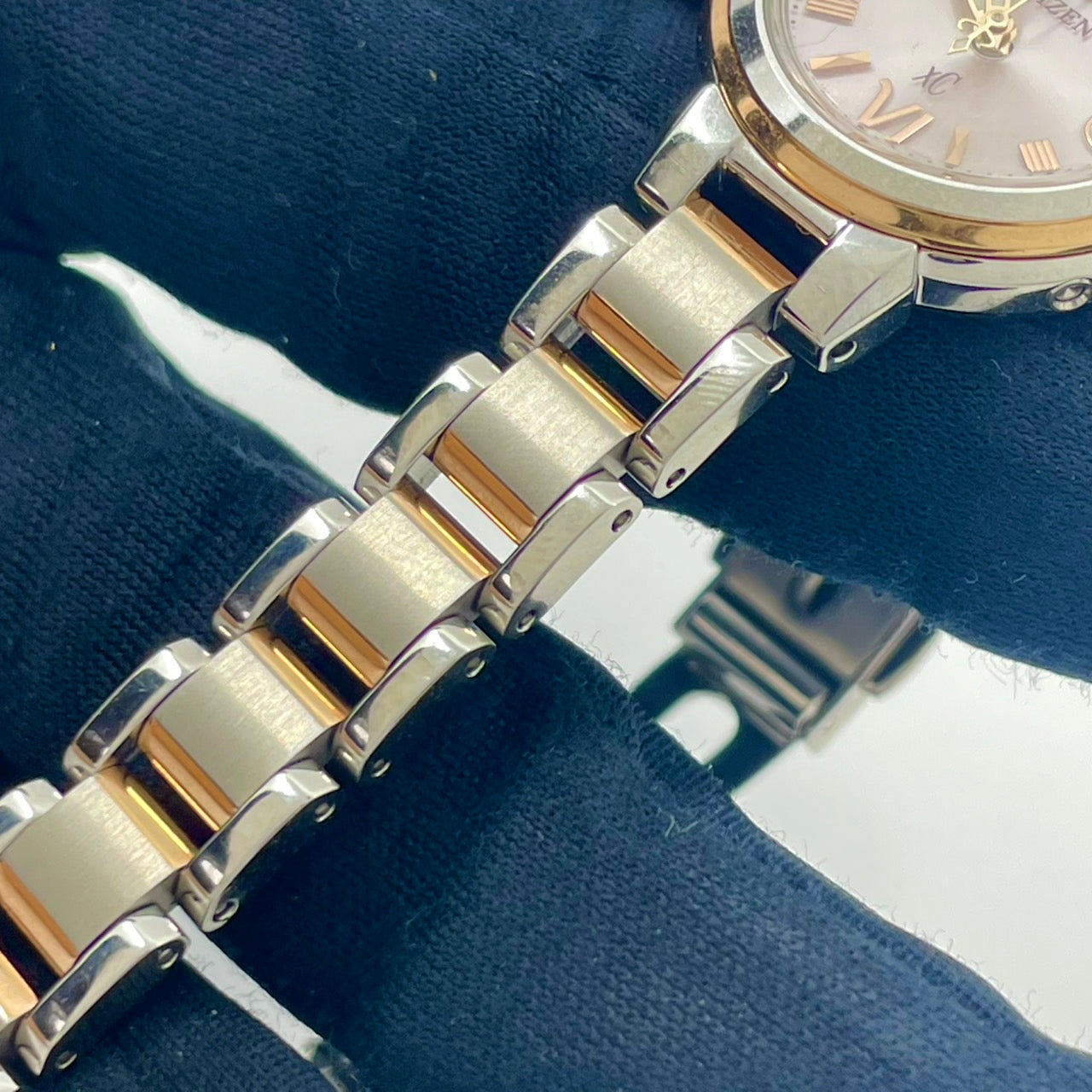 【稼働/美品】シチズン XC クロスシー 腕時計 H058-T016545 レディース エコドライブ ソーラー電波 ピンク文字盤 シルバー ゴールド コンビ デイト表示 ラウンド ローマ数字 エレガント ドレスウォッチ ビジネス クリーニング済 G6