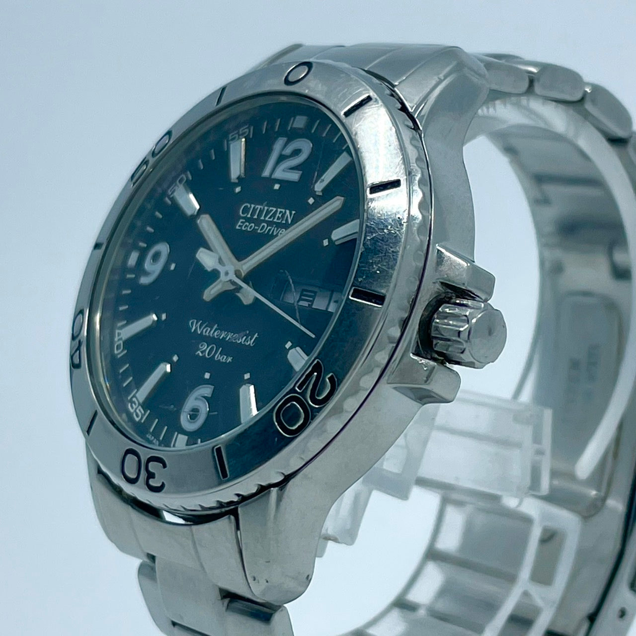 【稼働/美品】シチズン エコドライブ 腕時計 E101-K004888 メンズ ブラック文字盤 ソーラー デイデイト 20気圧防水 アナログ ラウンド シルバー ステンレス ビジネス カジュアル スポーティー アウトドアウォッチ クリーニング済 G6