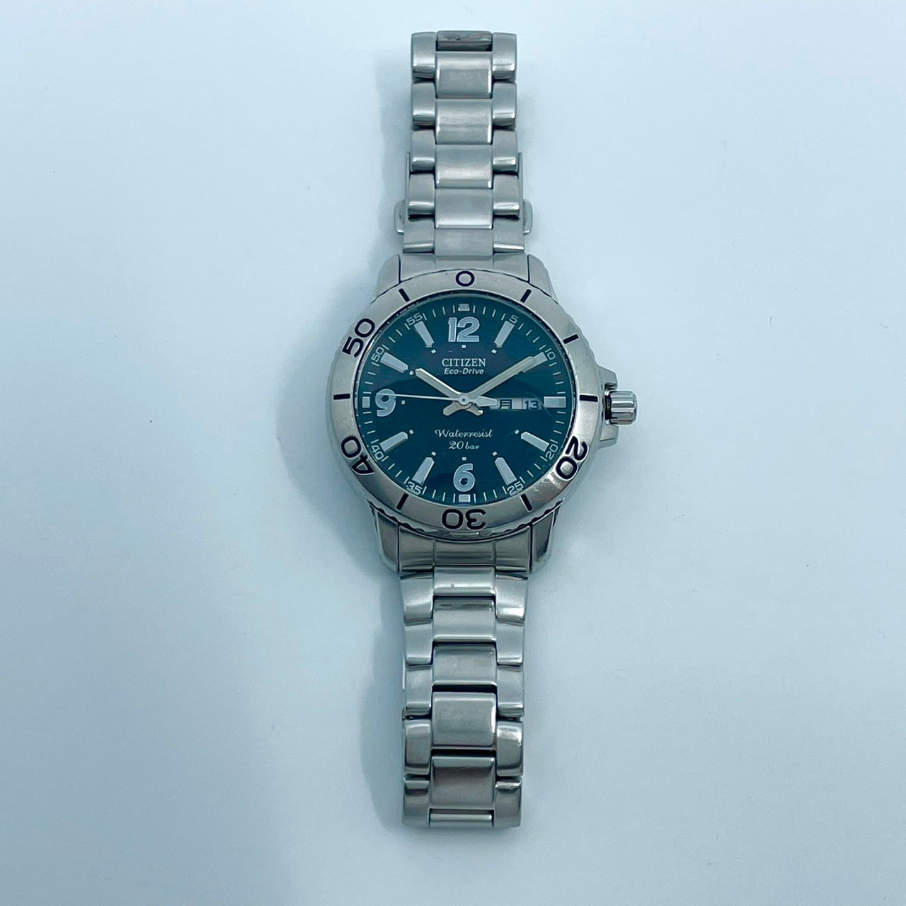 【稼働/美品】シチズン エコドライブ 腕時計 E101-K004888 メンズ ブラック文字盤 ソーラー デイデイト 20気圧防水 アナログ ラウンド シルバー ステンレス ビジネス カジュアル スポーティー アウトドアウォッチ クリーニング済 G6