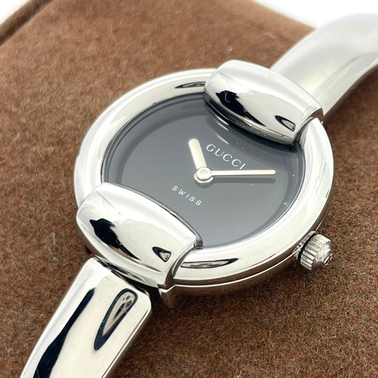 【電池交換済／美品】グッチ 腕時計 1400L レディースウォッチ クォーツ シルバー 黒文字盤 バングルウォッチ ブレスレット エレガント ドレスウォッチ クラシックデザイン スイス製 GUCCI アイコニックモデル クリーニング済み G6