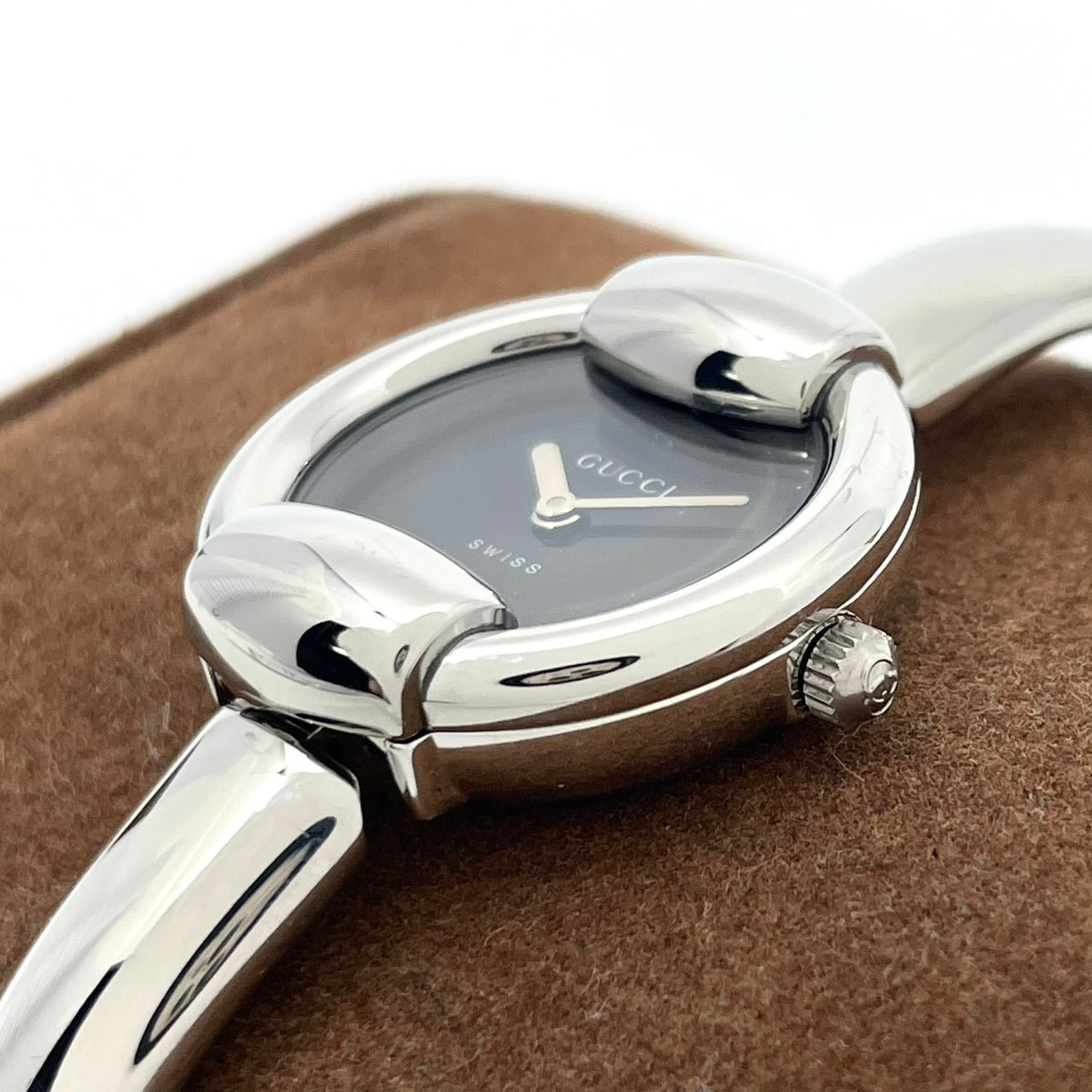 【電池交換済／美品】グッチ 腕時計 1400L レディースウォッチ クォーツ シルバー 黒文字盤 バングルウォッチ ブレスレット エレガント ドレスウォッチ クラシックデザイン スイス製 GUCCI アイコニックモデル クリーニング済み G6