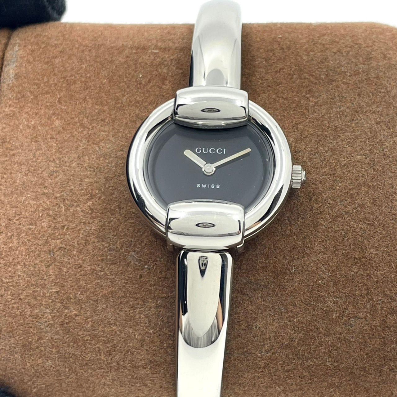 【電池交換済／美品】グッチ 腕時計 1400L レディースウォッチ クォーツ シルバー 黒文字盤 バングルウォッチ ブレスレット エレガント ドレスウォッチ クラシックデザイン スイス製 GUCCI アイコニックモデル クリーニング済み G6