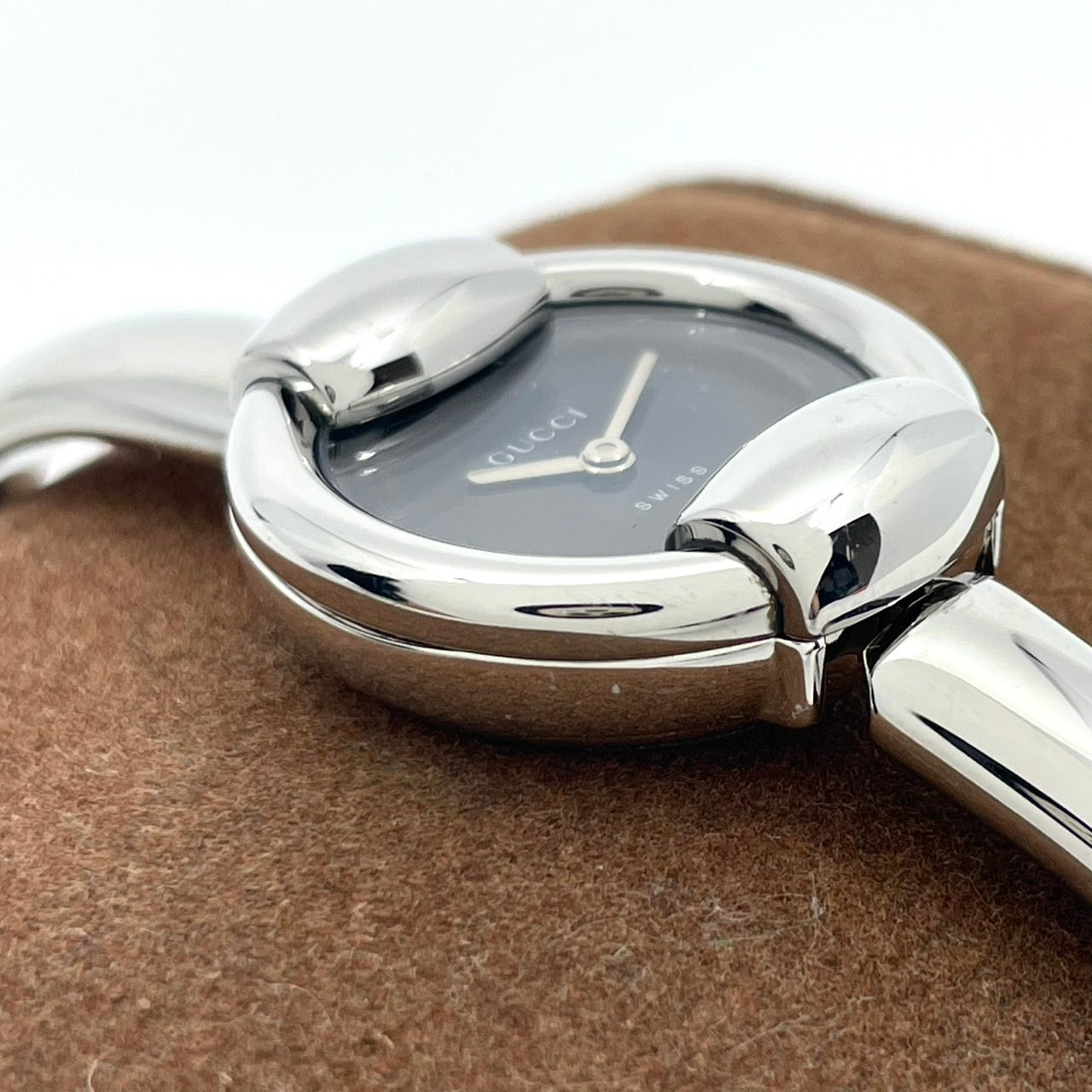 【電池交換済／美品】グッチ 腕時計 1400L レディースウォッチ クォーツ シルバー 黒文字盤 バングルウォッチ ブレスレット エレガント ドレスウォッチ クラシックデザイン スイス製 GUCCI アイコニックモデル クリーニング済み G6