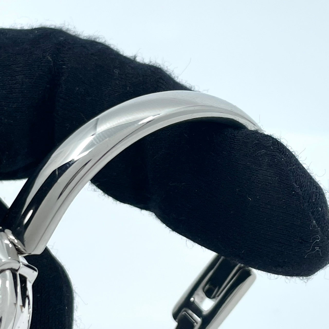 【電池交換済／美品】グッチ 腕時計 1400L レディースウォッチ クォーツ シルバー 黒文字盤 バングルウォッチ ブレスレット エレガント ドレスウォッチ クラシックデザイン スイス製 GUCCI アイコニックモデル クリーニング済み G6