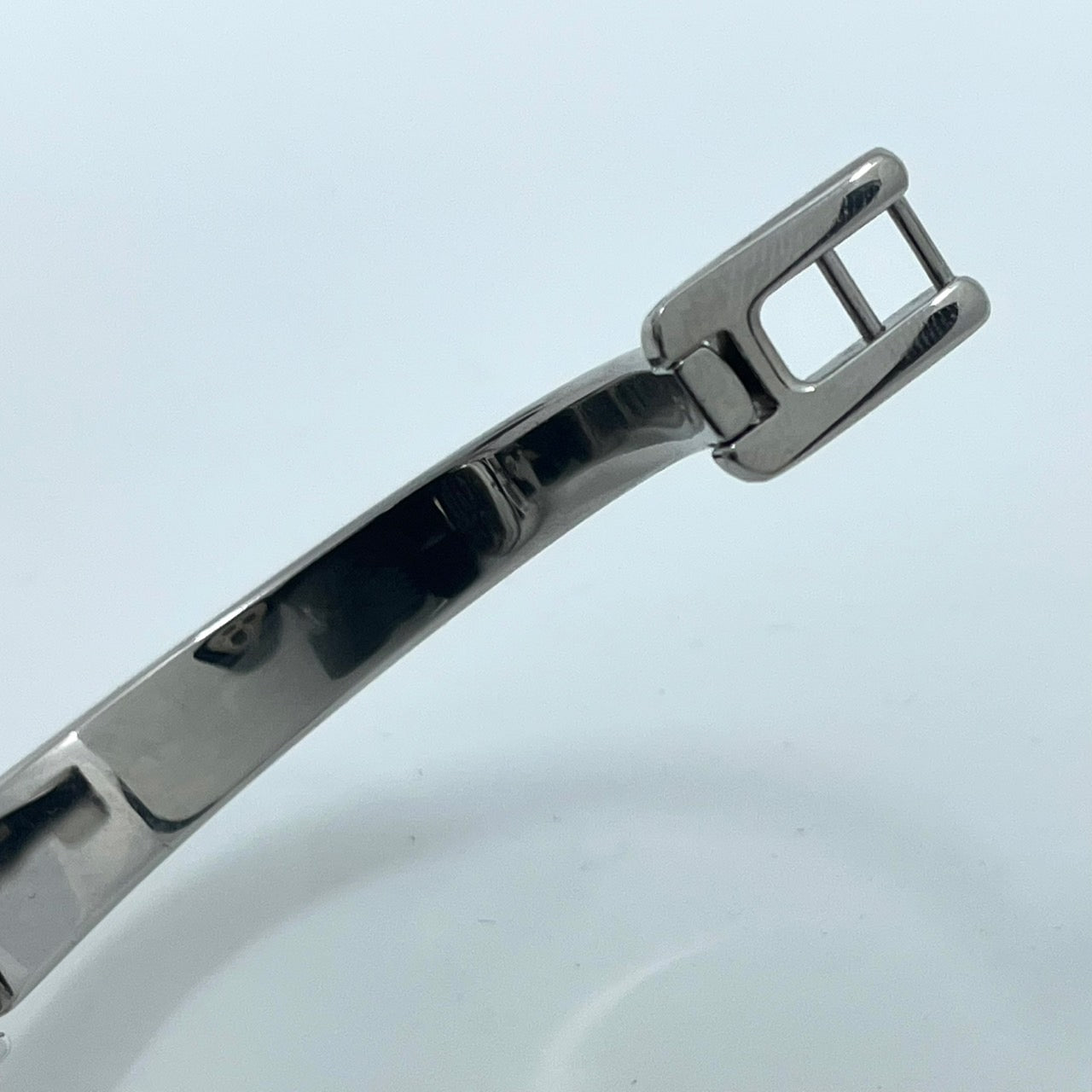 【電池交換済／美品】グッチ 腕時計 1400L レディースウォッチ クォーツ シルバー 黒文字盤 バングルウォッチ ブレスレット エレガント ドレスウォッチ クラシックデザイン スイス製 GUCCI アイコニックモデル クリーニング済み G6