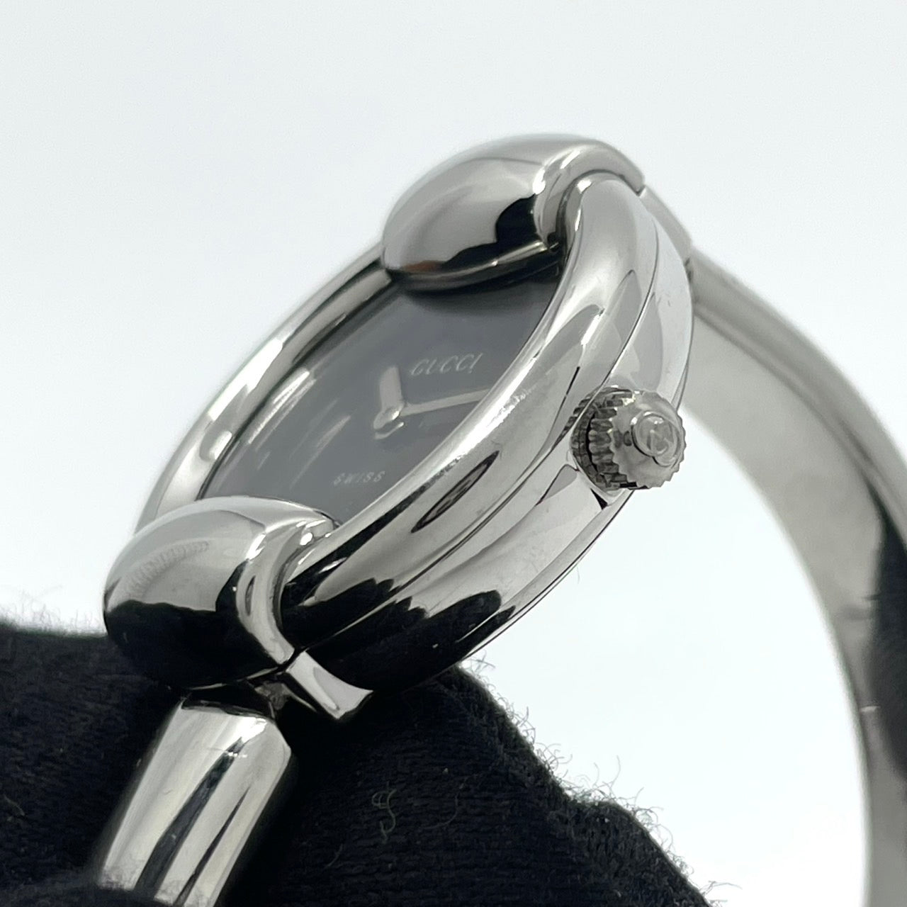 【電池交換済／美品】グッチ 腕時計 1400L レディースウォッチ クォーツ シルバー 黒文字盤 バングルウォッチ ブレスレット エレガント ドレスウォッチ クラシックデザイン スイス製 GUCCI アイコニックモデル クリーニング済み G6
