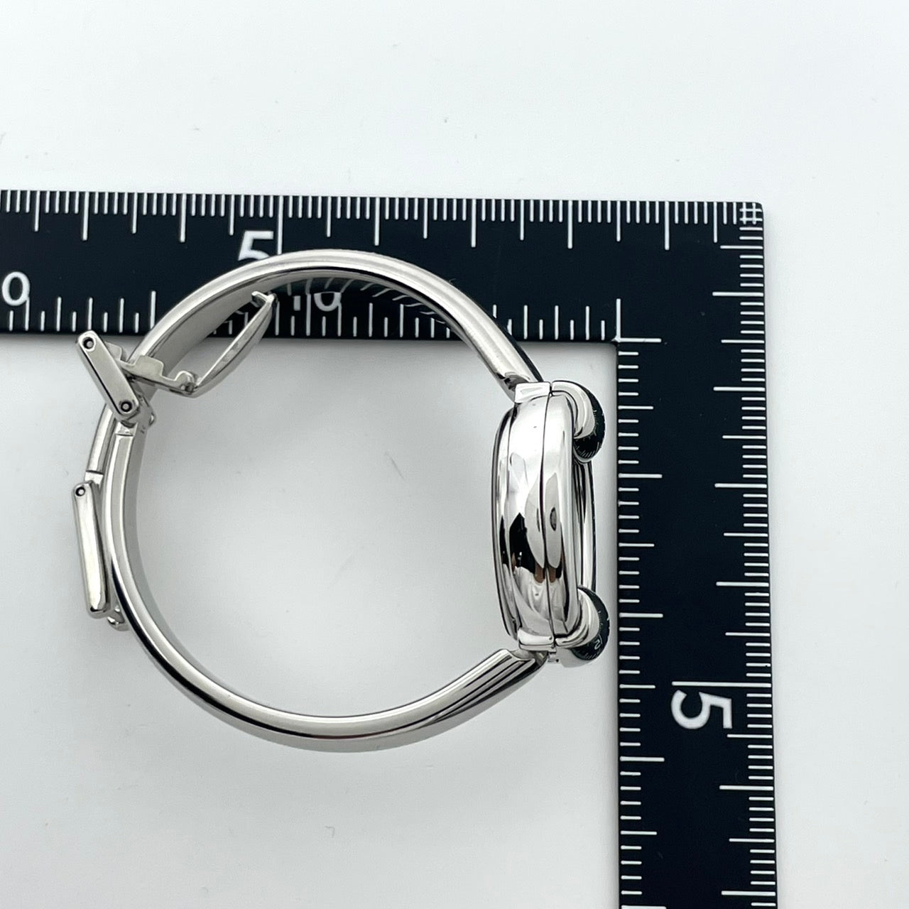 【電池交換済／美品】グッチ 腕時計 1400L レディースウォッチ クォーツ シルバー 黒文字盤 バングルウォッチ ブレスレット エレガント ドレスウォッチ クラシックデザイン スイス製 GUCCI アイコニックモデル クリーニング済み G6