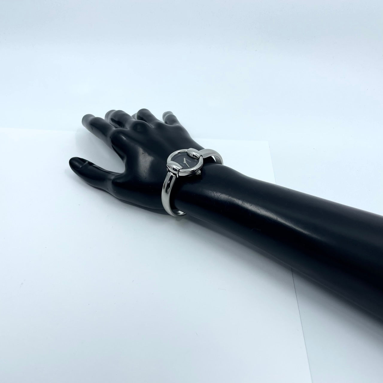 【電池交換済／美品】グッチ 腕時計 1400L レディースウォッチ クォーツ シルバー 黒文字盤 バングルウォッチ ブレスレット エレガント ドレスウォッチ クラシックデザイン スイス製 GUCCI アイコニックモデル クリーニング済み G6