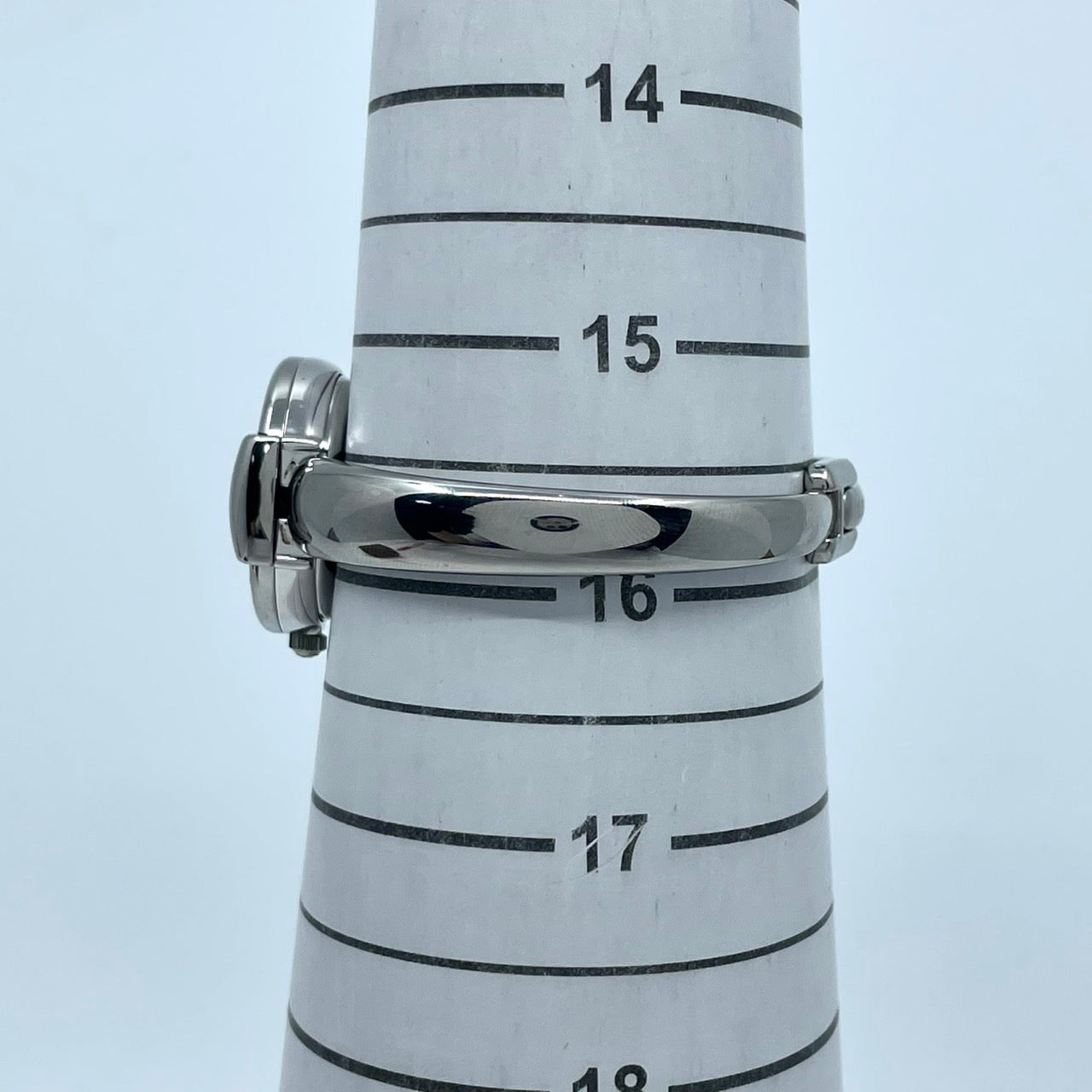 【電池交換済／美品】グッチ 腕時計 1400L レディースウォッチ クォーツ シルバー 黒文字盤 バングルウォッチ ブレスレット エレガント ドレスウォッチ クラシックデザイン スイス製 GUCCI アイコニックモデル クリーニング済み G6