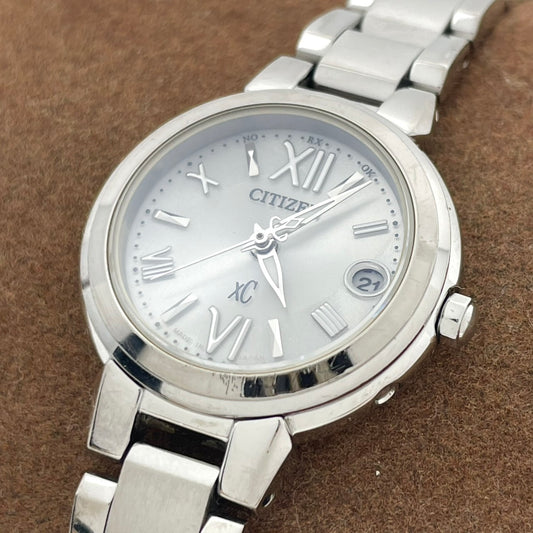 【稼働/美品】シチズン XC クロスシー 腕時計 H058-T016545 レディース エコドライブ ソーラー電波 シルバー文字盤 デイト表示 ラウンド ローマ数字インデックス エレガント クラシック ビジネス ファッションウォッチ クリーニング済 G6