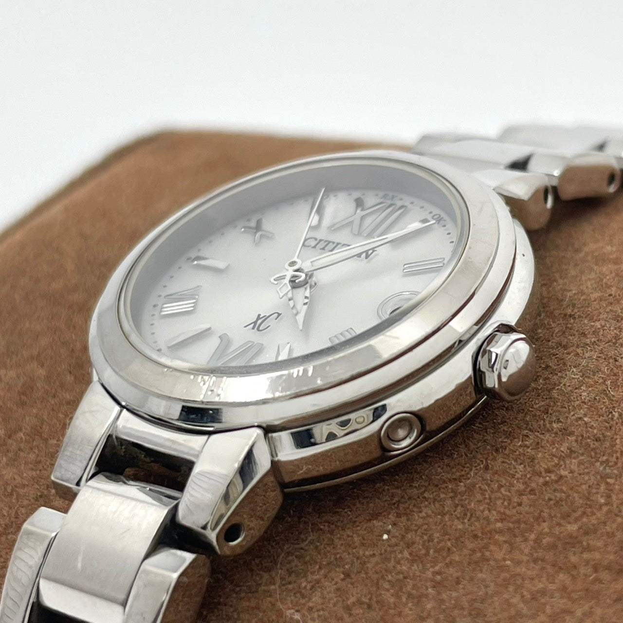 【稼働/美品】シチズン XC クロスシー 腕時計 H058-T016545 レディース エコドライブ ソーラー電波 シルバー文字盤 デイト表示 ラウンド ローマ数字インデックス エレガント クラシック ビジネス ファッションウォッチ クリーニング済 G6