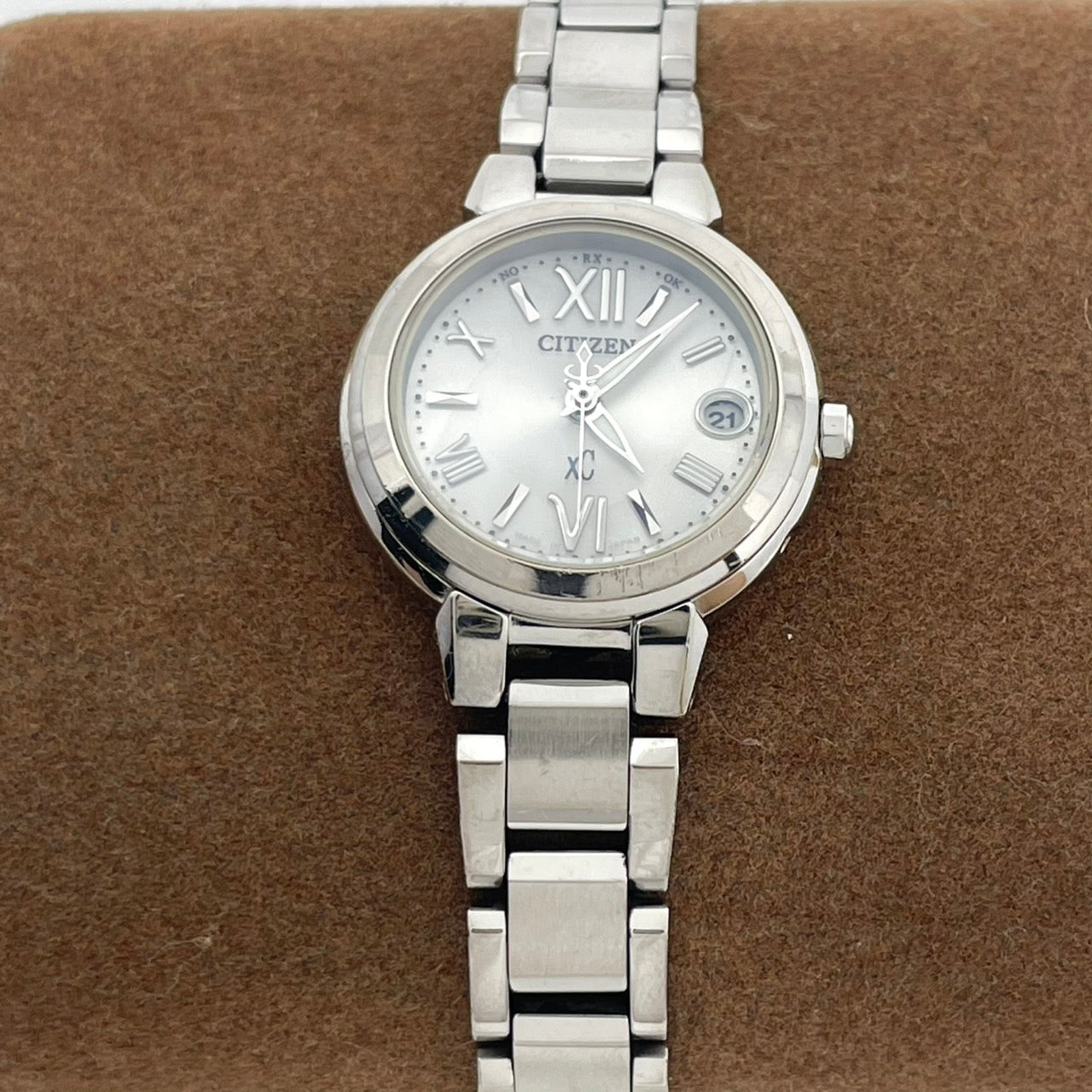 【稼働/美品】シチズン XC クロスシー 腕時計 H058-T016545 レディース エコドライブ ソーラー電波 シルバー文字盤 デイト表示 ラウンド ローマ数字インデックス エレガント クラシック ビジネス ファッションウォッチ クリーニング済 G6