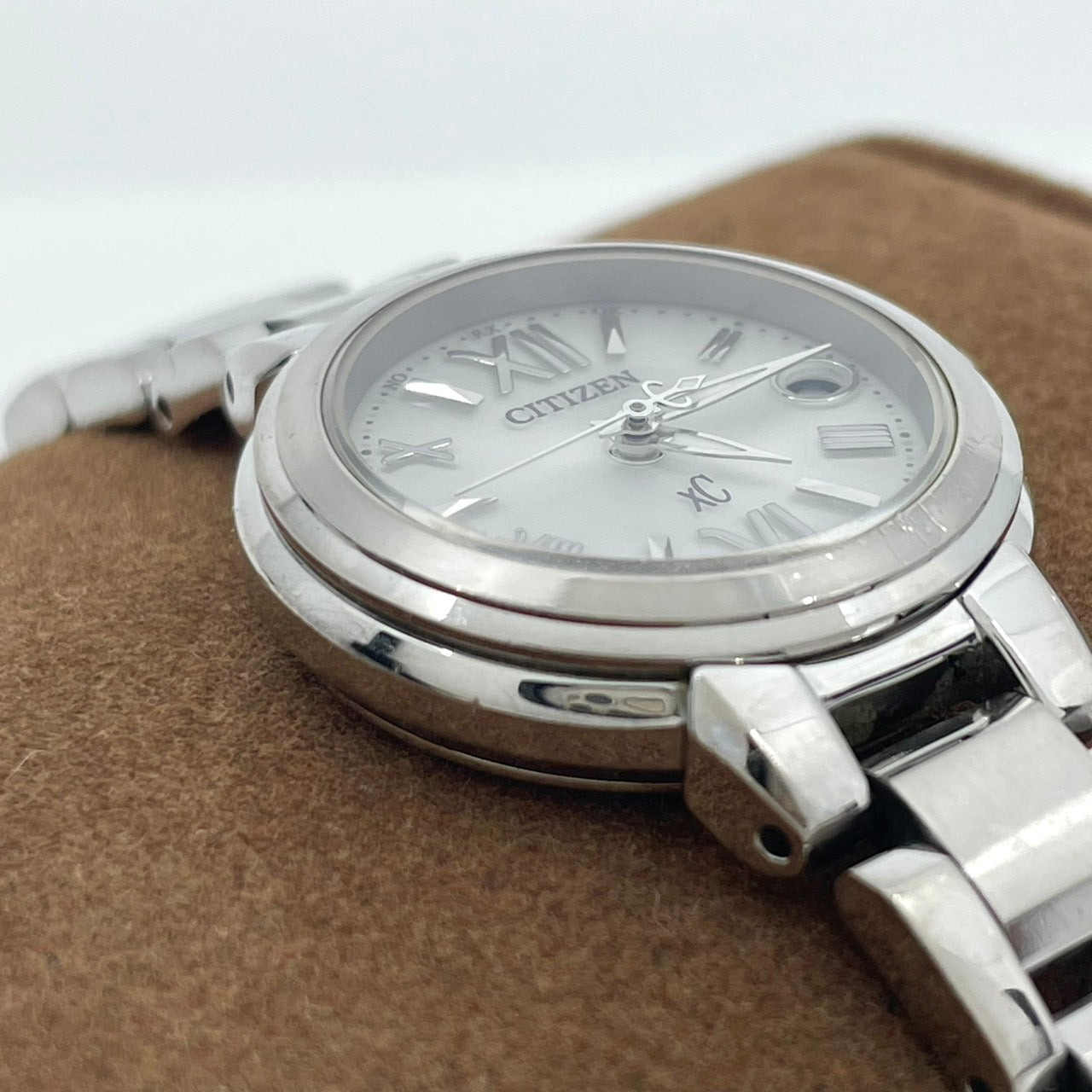 【稼働/美品】シチズン XC クロスシー 腕時計 H058-T016545 レディース エコドライブ ソーラー電波 シルバー文字盤 デイト表示 ラウンド ローマ数字インデックス エレガント クラシック ビジネス ファッションウォッチ クリーニング済 G6