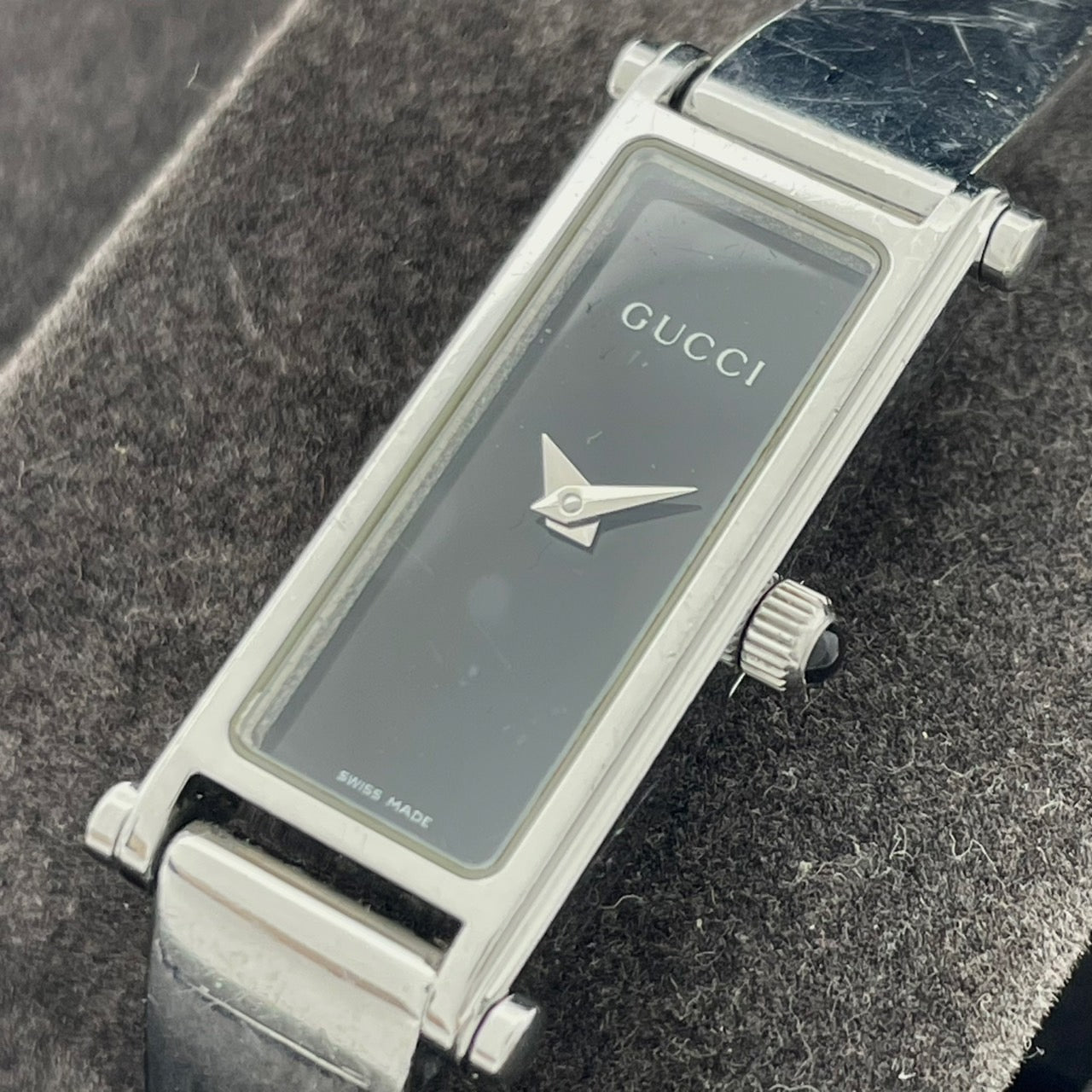 【電池交換済／美品】グッチ 腕時計 1500L レディースウォッチ スクエア 黒文字盤 クォーツ バングルウォッチ ブレスレット エレガント ドレスウォッチ クラシック スイス製 GUCCI アイコニックモデル クリーニング済 G