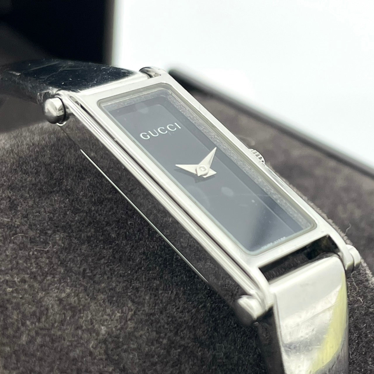 【電池交換済／美品】グッチ 腕時計 1500L レディースウォッチ スクエア 黒文字盤 クォーツ バングルウォッチ ブレスレット エレガント ドレスウォッチ クラシック スイス製 GUCCI アイコニックモデル クリーニング済 G