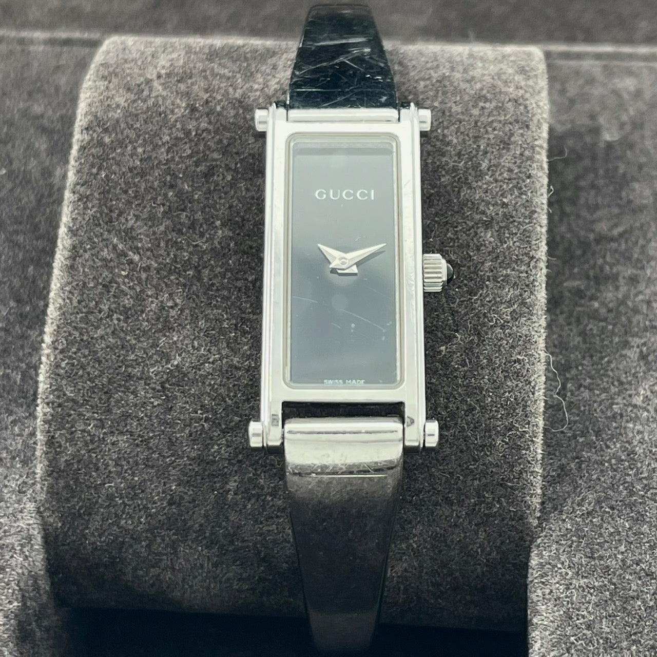 【電池交換済／美品】グッチ 腕時計 1500L レディースウォッチ スクエア 黒文字盤 クォーツ バングルウォッチ ブレスレット エレガント ドレスウォッチ クラシック スイス製 GUCCI アイコニックモデル クリーニング済 G