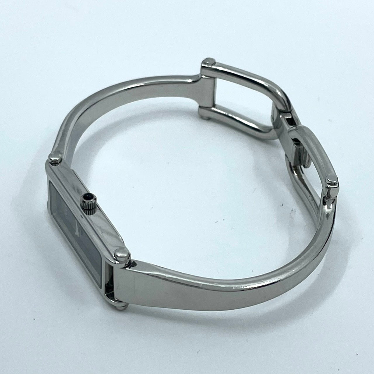 【電池交換済／美品】グッチ 腕時計 1500L レディースウォッチ スクエア 黒文字盤 クォーツ バングルウォッチ ブレスレット エレガント ドレスウォッチ クラシック スイス製 GUCCI アイコニックモデル クリーニング済 G