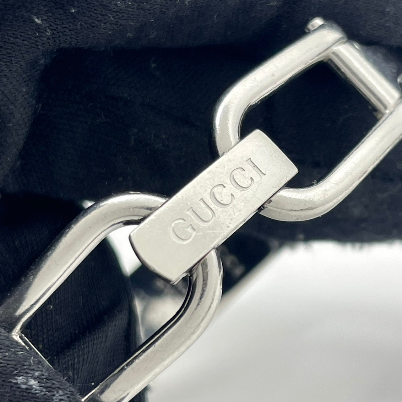 【電池交換済／美品】グッチ 腕時計 1500L レディースウォッチ スクエア 黒文字盤 クォーツ バングルウォッチ ブレスレット エレガント ドレスウォッチ クラシック スイス製 GUCCI アイコニックモデル クリーニング済 G