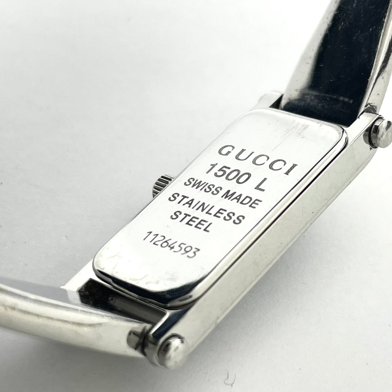 【電池交換済／美品】グッチ 腕時計 1500L レディースウォッチ スクエア 黒文字盤 クォーツ バングルウォッチ ブレスレット エレガント ドレスウォッチ クラシック スイス製 GUCCI アイコニックモデル クリーニング済 G