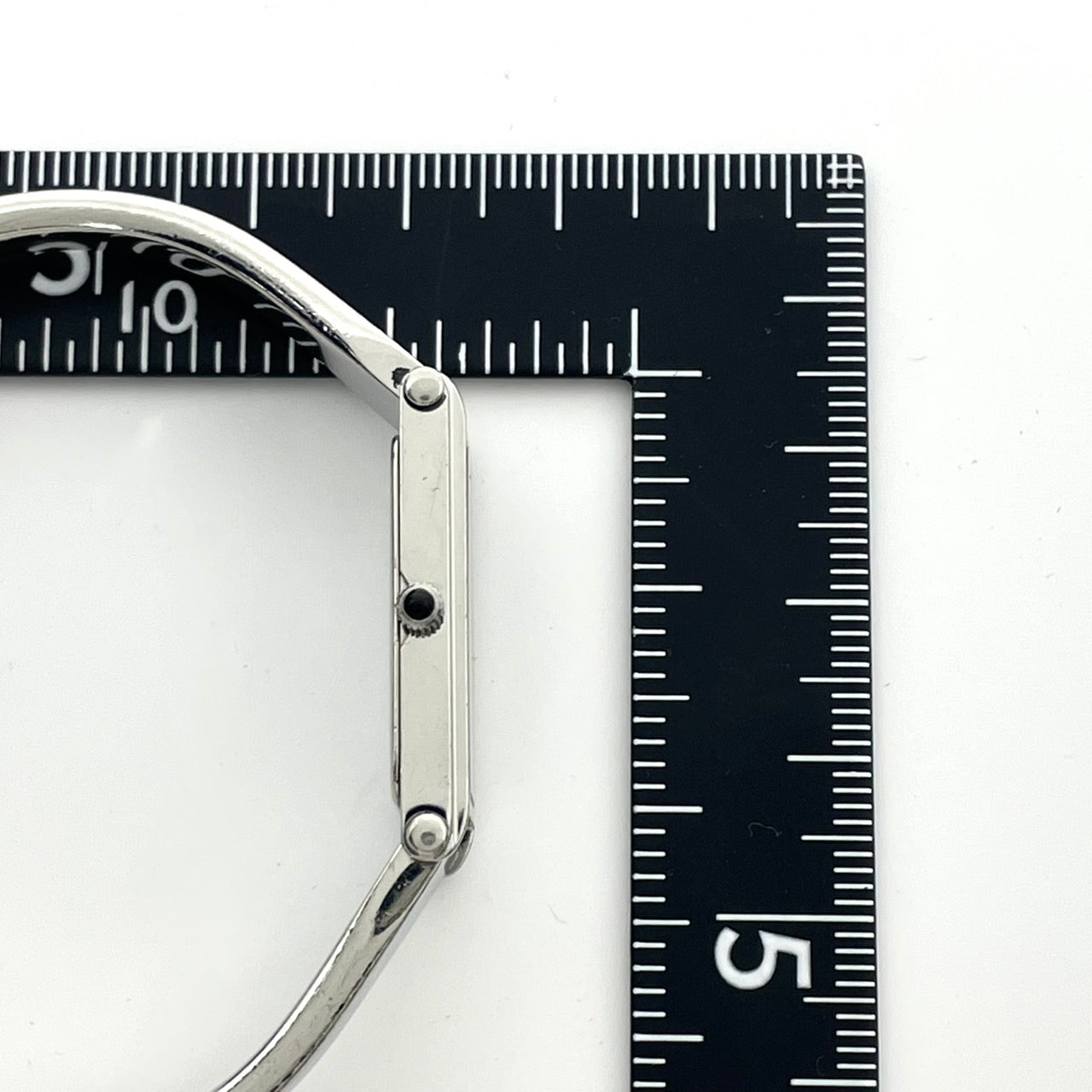 【電池交換済／美品】グッチ 腕時計 1500L レディースウォッチ スクエア 黒文字盤 クォーツ バングルウォッチ ブレスレット エレガント ドレスウォッチ クラシック スイス製 GUCCI アイコニックモデル クリーニング済 G