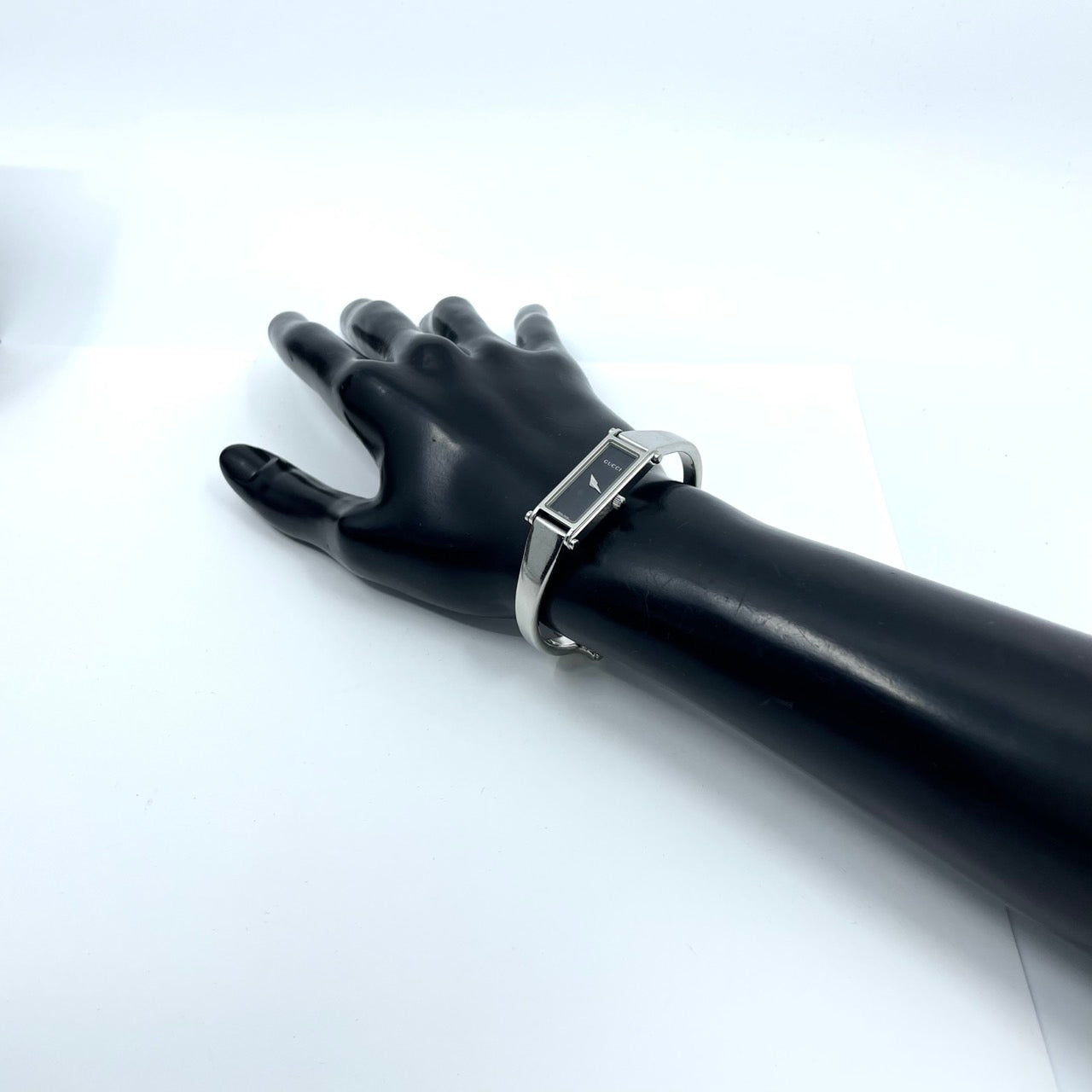 【電池交換済／美品】グッチ 腕時計 1500L レディースウォッチ スクエア 黒文字盤 クォーツ バングルウォッチ ブレスレット エレガント ドレスウォッチ クラシック スイス製 GUCCI アイコニックモデル クリーニング済 G