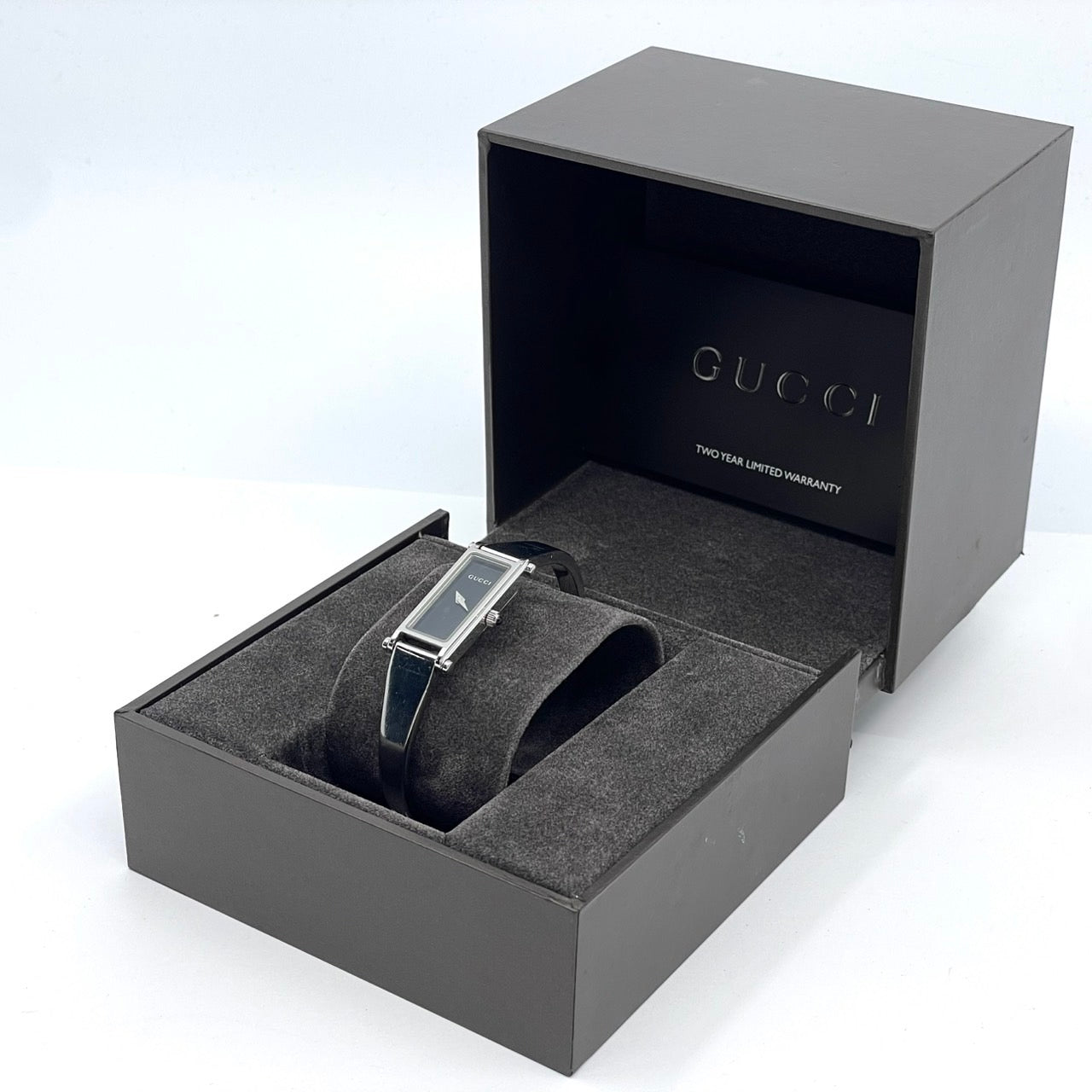 【電池交換済／美品】グッチ 腕時計 1500L レディースウォッチ スクエア 黒文字盤 クォーツ バングルウォッチ ブレスレット エレガント ドレスウォッチ クラシック スイス製 GUCCI アイコニックモデル クリーニング済 G