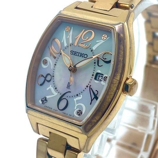 【稼働/美品】セイコー ルキア 腕時計 V137-0CE0 レディース ソーラー デイト表示 ゴールド トノー型 シェル文字盤 白蝶貝 エレガント クラシック ビジネス オフィス ファッションウォッチ クリーニング済 G6