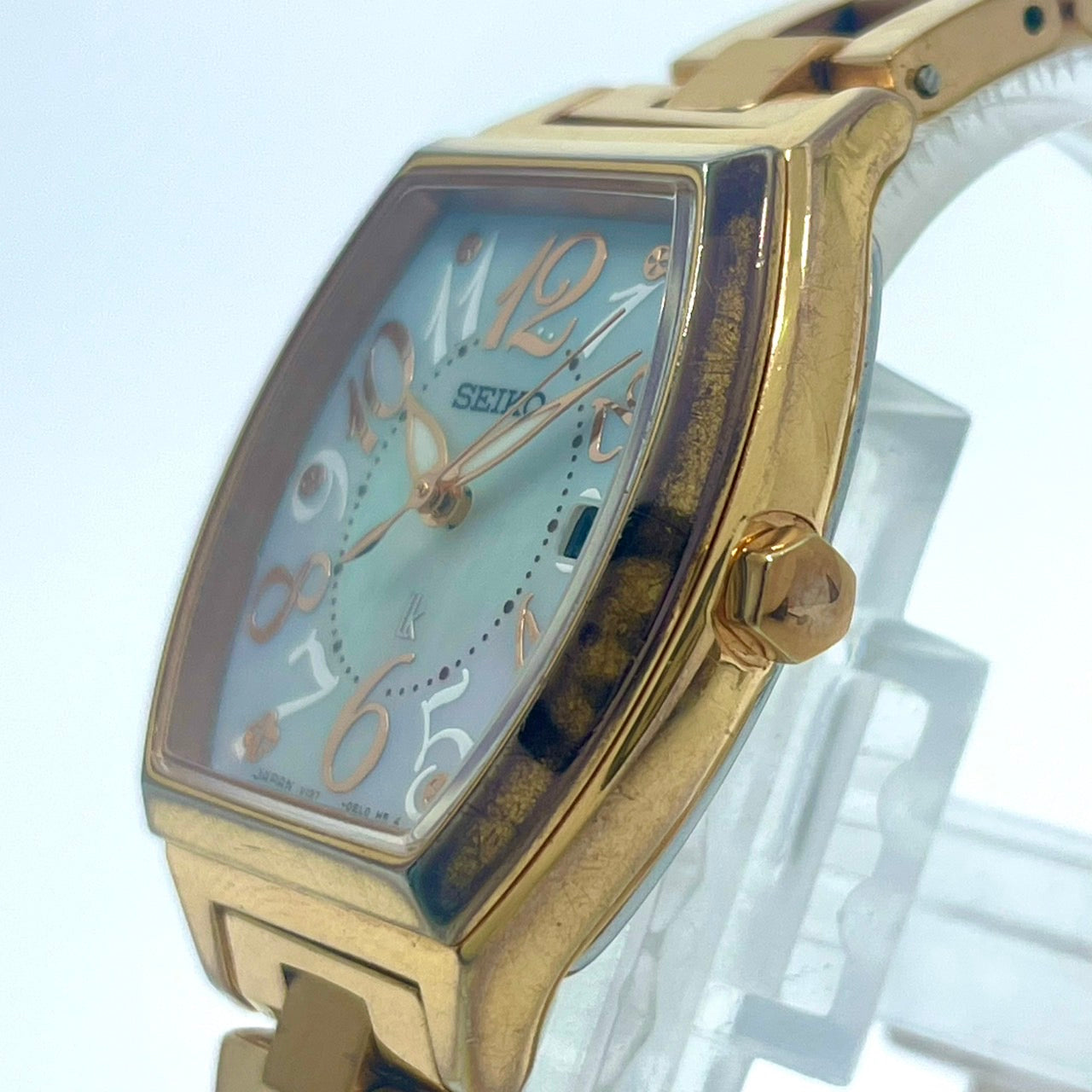【稼働/美品】セイコー ルキア 腕時計 V137-0CE0 レディース ソーラー デイト表示 ゴールド トノー型 シェル文字盤 白蝶貝 エレガント クラシック ビジネス オフィス ファッションウォッチ クリーニング済 G6