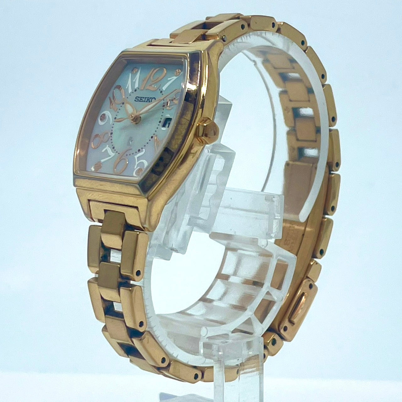 【稼働/美品】セイコー ルキア 腕時計 V137-0CE0 レディース ソーラー デイト表示 ゴールド トノー型 シェル文字盤 白蝶貝 エレガント クラシック ビジネス オフィス ファッションウォッチ クリーニング済 G6
