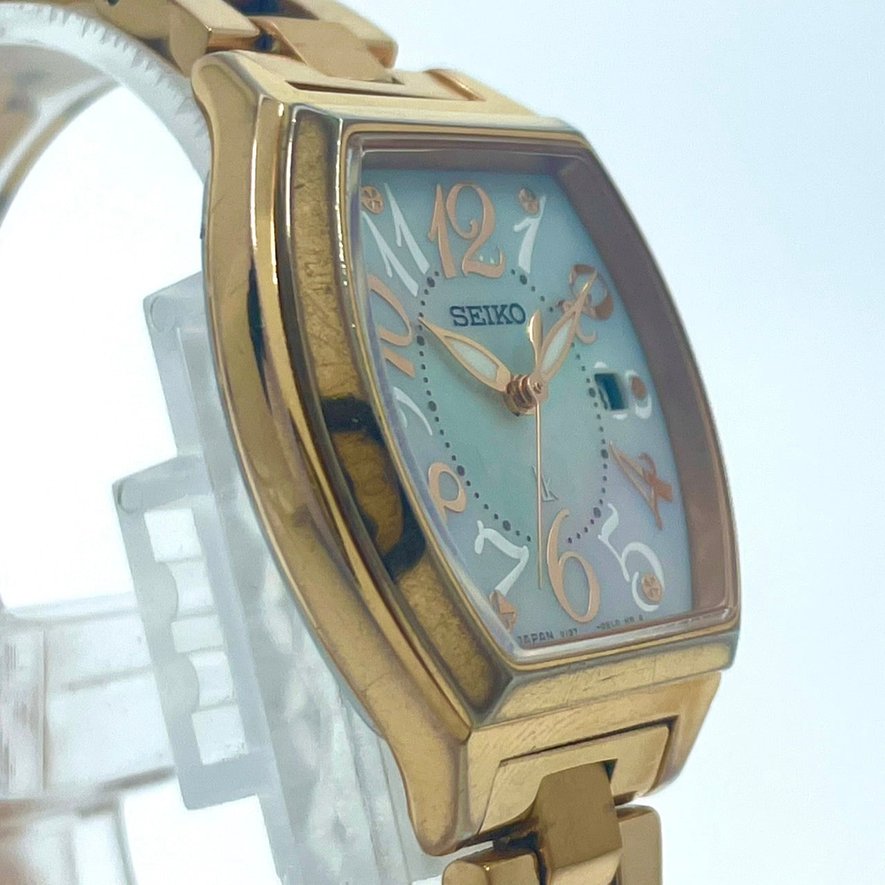 【稼働/美品】セイコー ルキア 腕時計 V137-0CE0 レディース ソーラー デイト表示 ゴールド トノー型 シェル文字盤 白蝶貝 エレガント クラシック ビジネス オフィス ファッションウォッチ クリーニング済 G6