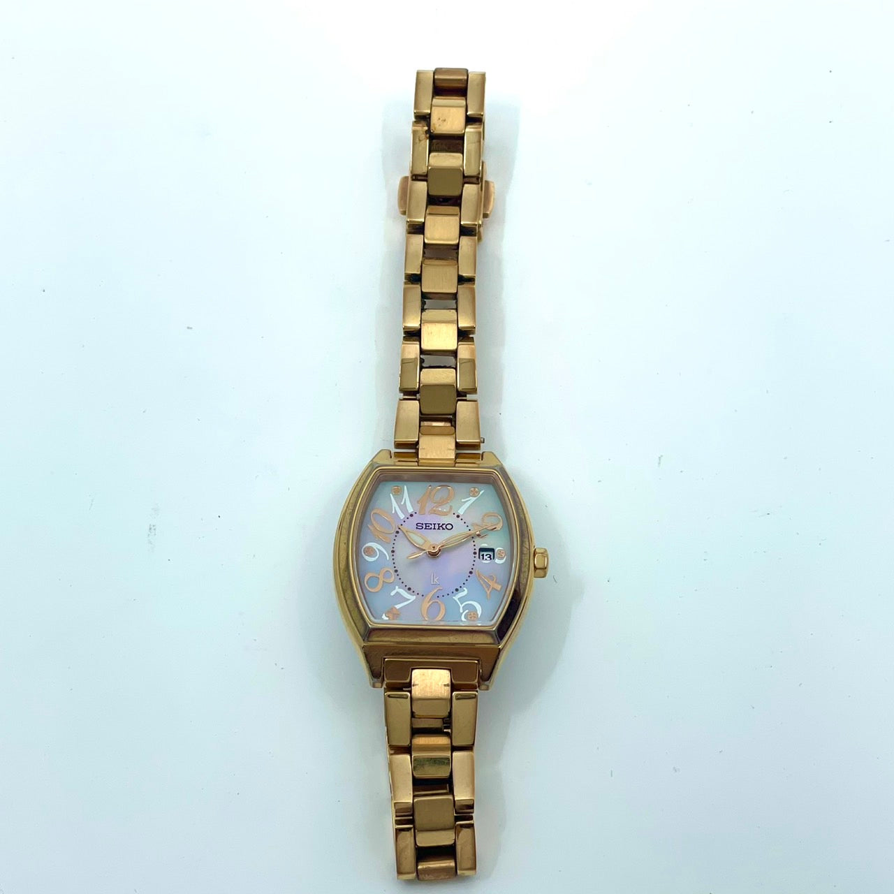 【稼働/美品】セイコー ルキア 腕時計 V137-0CE0 レディース ソーラー デイト表示 ゴールド トノー型 シェル文字盤 白蝶貝 エレガント クラシック ビジネス オフィス ファッションウォッチ クリーニング済 G6