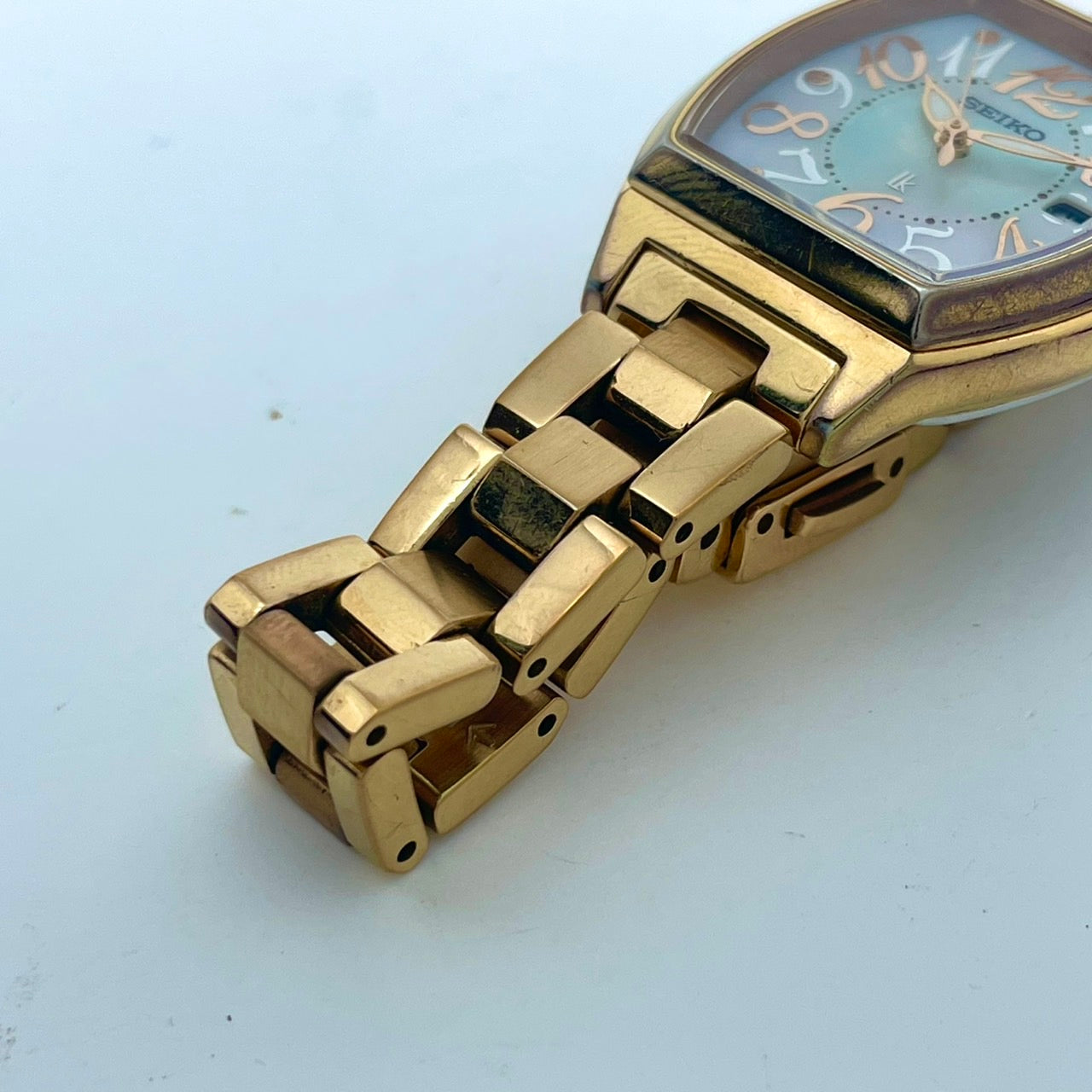 【稼働/美品】セイコー ルキア 腕時計 V137-0CE0 レディース ソーラー デイト表示 ゴールド トノー型 シェル文字盤 白蝶貝 エレガント クラシック ビジネス オフィス ファッションウォッチ クリーニング済 G6