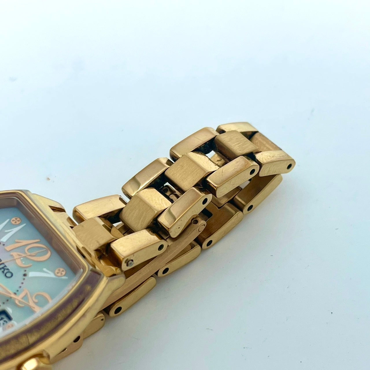 【稼働/美品】セイコー ルキア 腕時計 V137-0CE0 レディース ソーラー デイト表示 ゴールド トノー型 シェル文字盤 白蝶貝 エレガント クラシック ビジネス オフィス ファッションウォッチ クリーニング済 G6