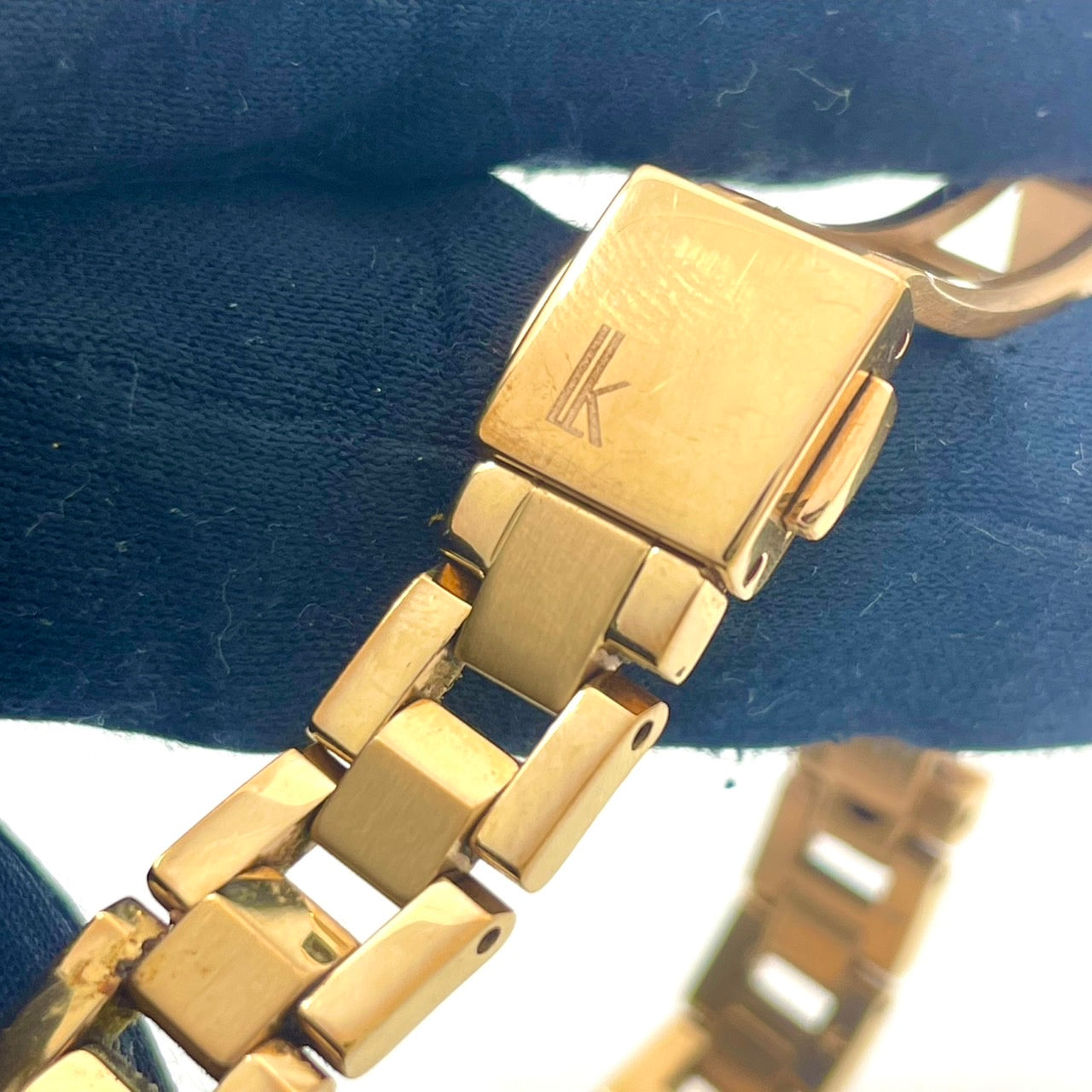 【稼働/美品】セイコー ルキア 腕時計 V137-0CE0 レディース ソーラー デイト表示 ゴールド トノー型 シェル文字盤 白蝶貝 エレガント クラシック ビジネス オフィス ファッションウォッチ クリーニング済 G6