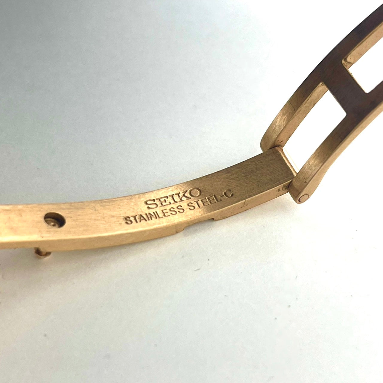 【稼働/美品】セイコー ルキア 腕時計 V137-0CE0 レディース ソーラー デイト表示 ゴールド トノー型 シェル文字盤 白蝶貝 エレガント クラシック ビジネス オフィス ファッションウォッチ クリーニング済 G6