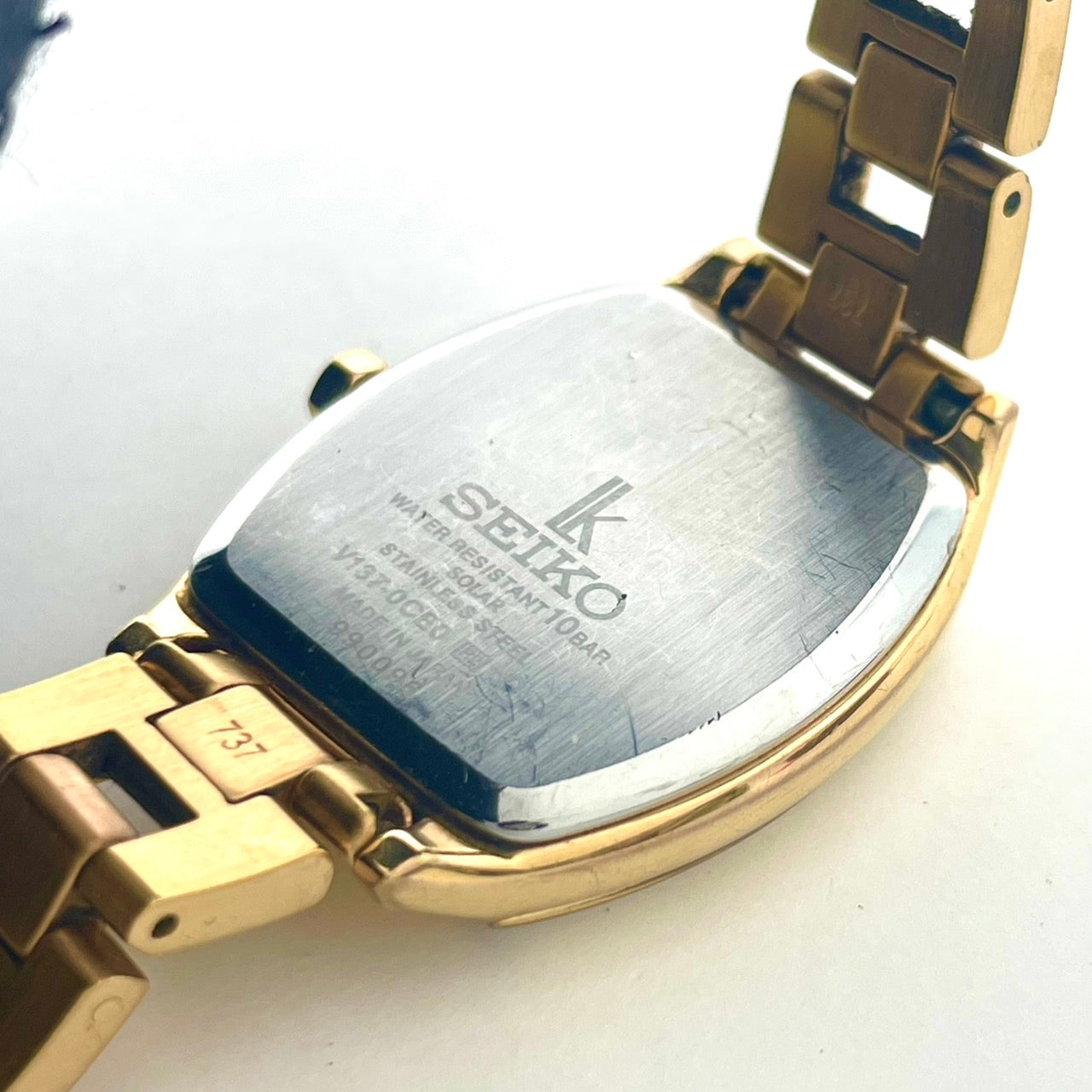 【稼働/美品】セイコー ルキア 腕時計 V137-0CE0 レディース ソーラー デイト表示 ゴールド トノー型 シェル文字盤 白蝶貝 エレガント クラシック ビジネス オフィス ファッションウォッチ クリーニング済 G6