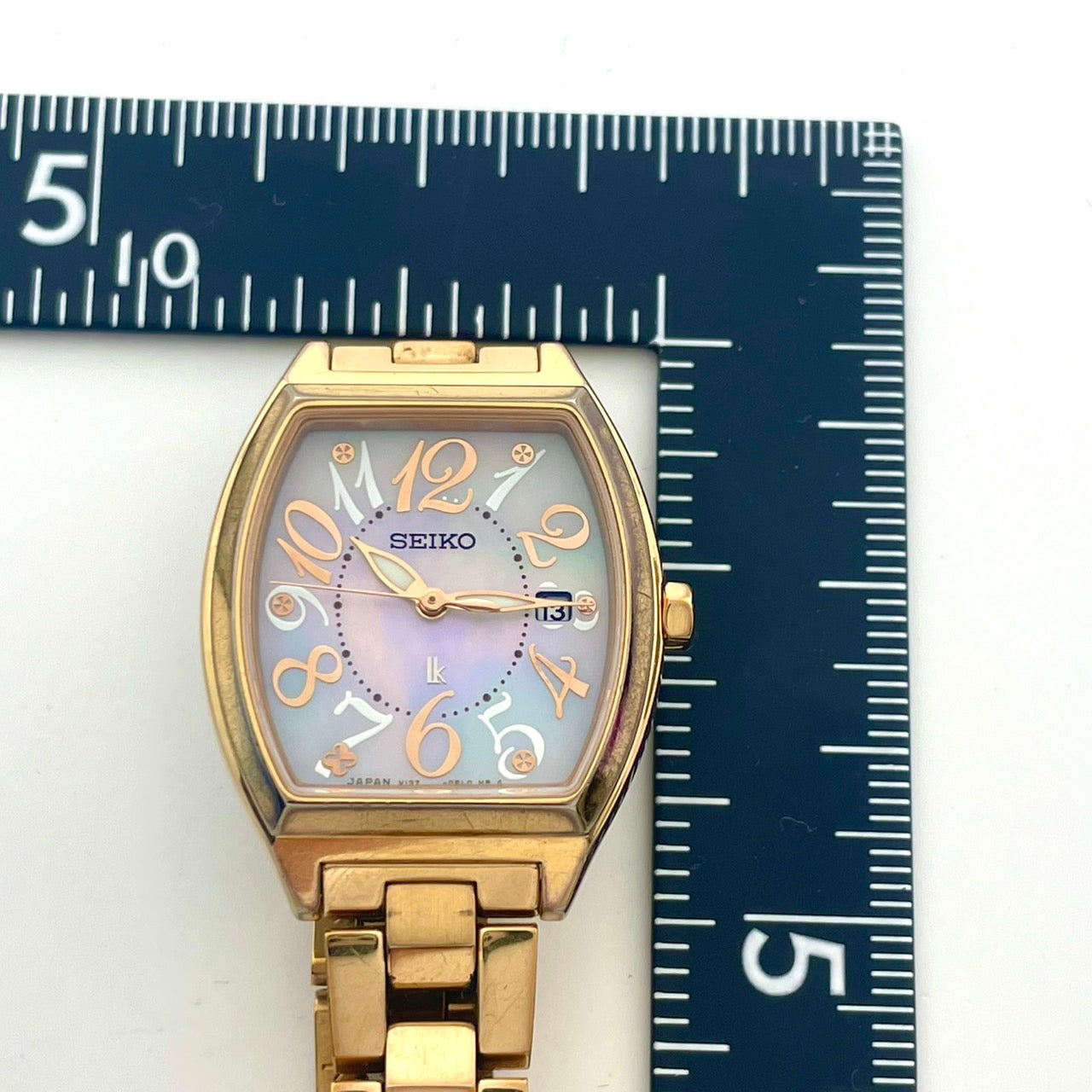 【稼働/美品】セイコー ルキア 腕時計 V137-0CE0 レディース ソーラー デイト表示 ゴールド トノー型 シェル文字盤 白蝶貝 エレガント クラシック ビジネス オフィス ファッションウォッチ クリーニング済 G6
