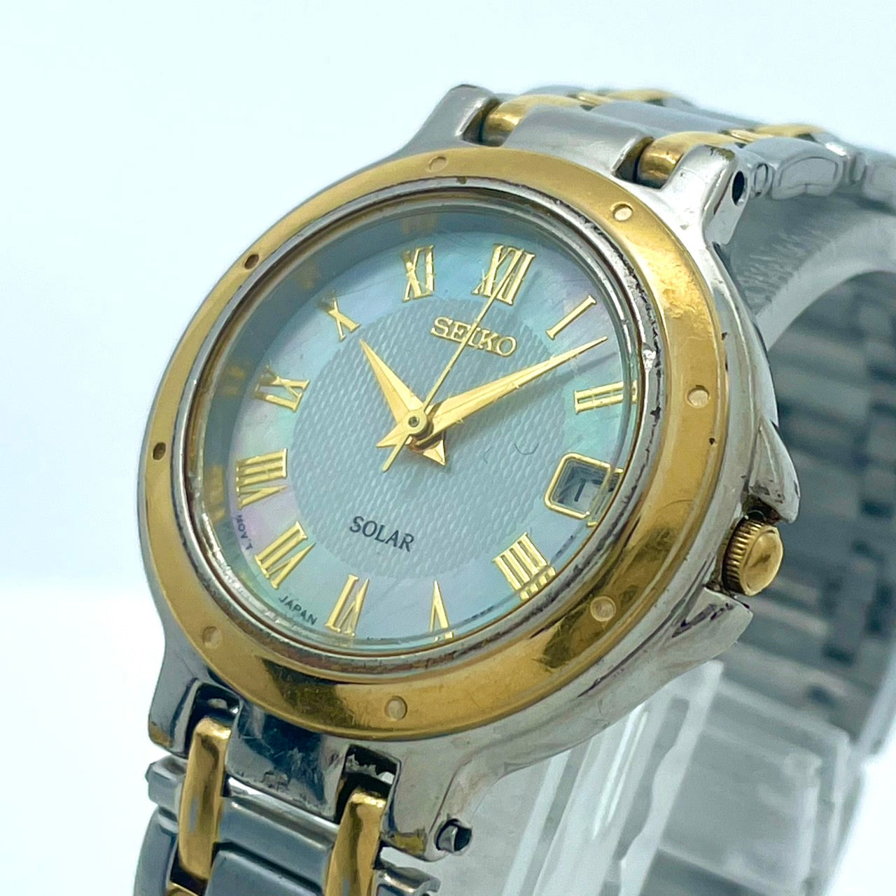 【稼働/美品】セイコー 腕時計 V182-0020 ソーラー レディースウォッチ シルバー ゴールド コンビ シェル文字盤 デイト表示 ローマ数字 ラウンド エレガント クラシック ドレスウォッチ ビジネス クリーニング済 G6