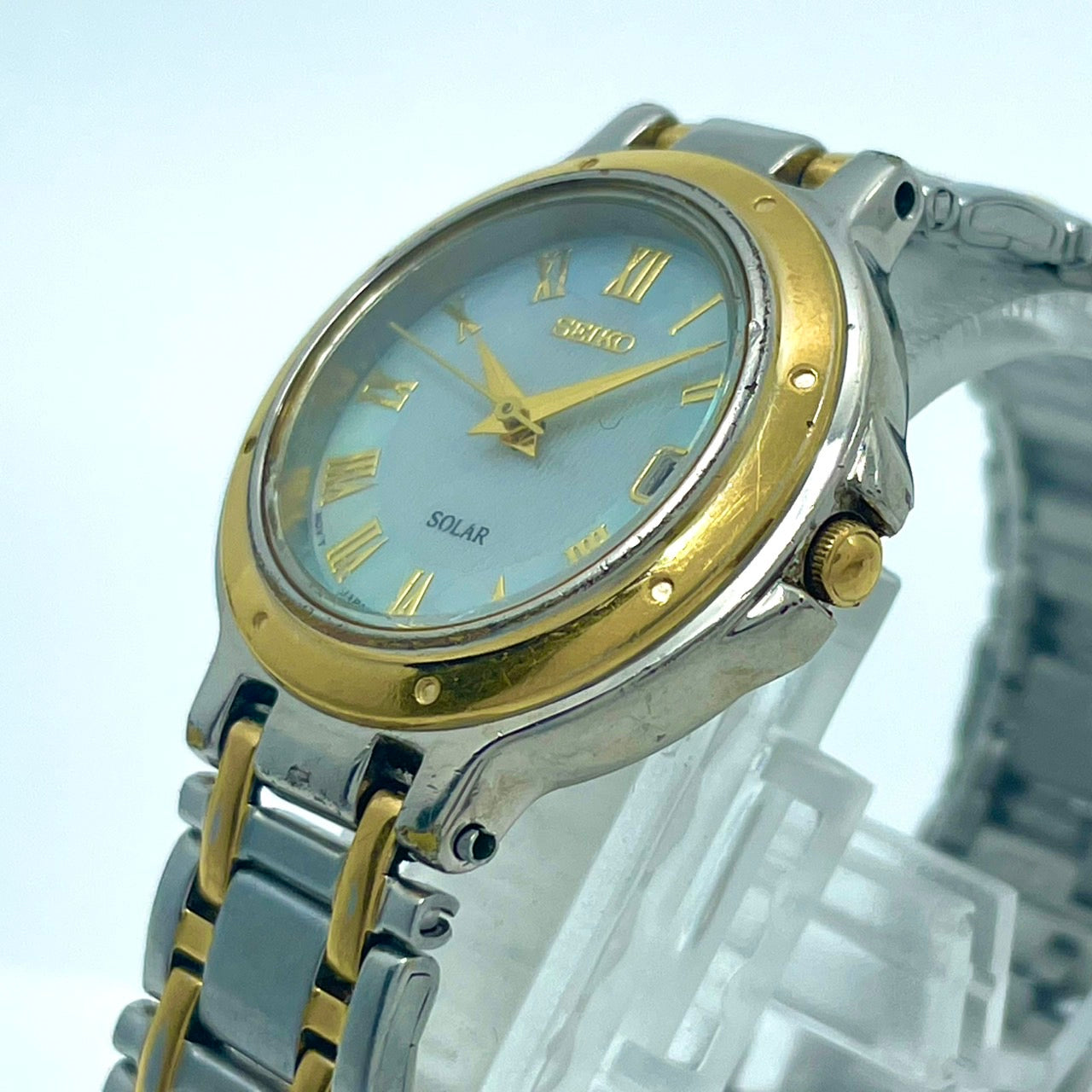 【稼働/美品】セイコー 腕時計 V182-0020 ソーラー レディースウォッチ シルバー ゴールド コンビ シェル文字盤 デイト表示 ローマ数字 ラウンド エレガント クラシック ドレスウォッチ ビジネス クリーニング済 G6