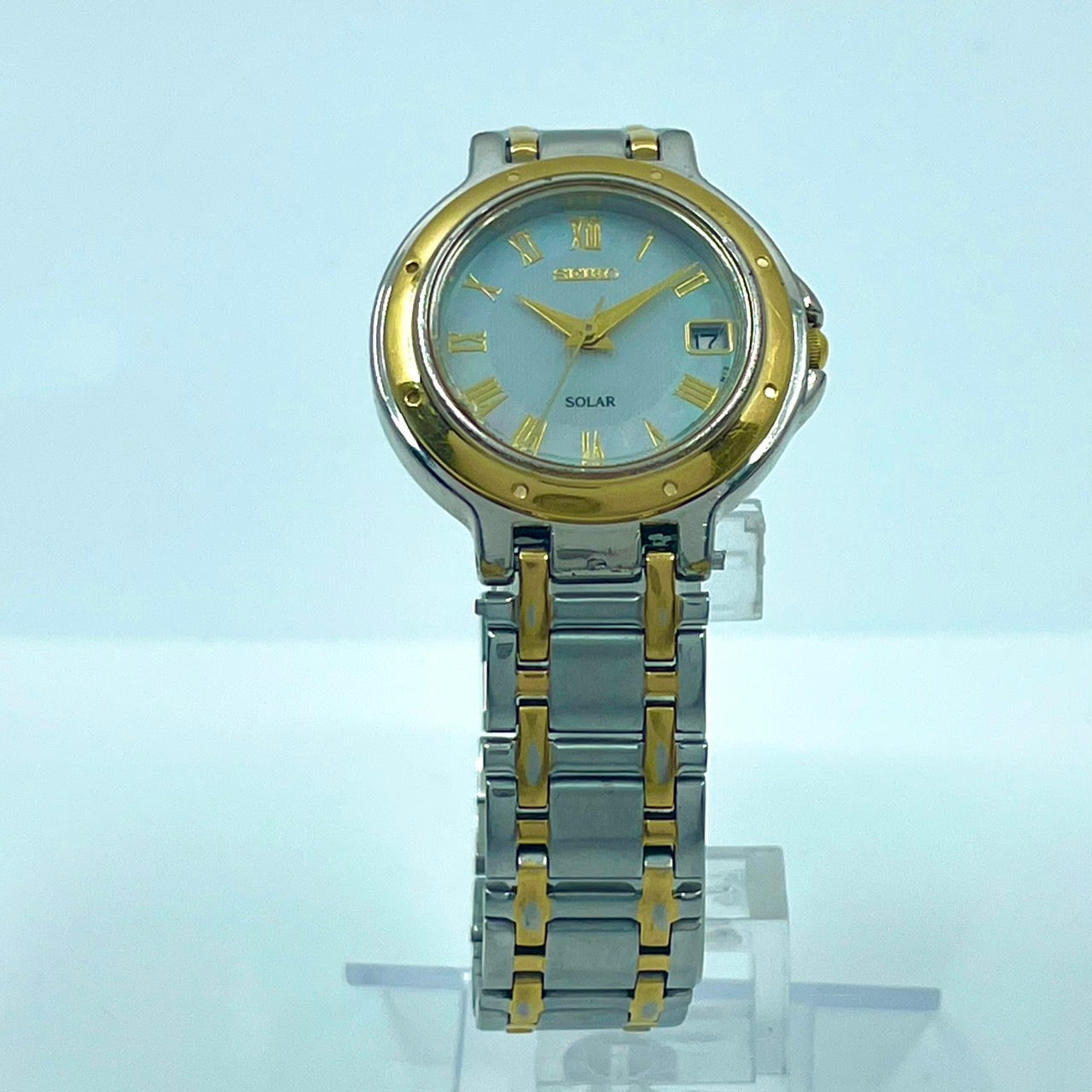 【稼働/美品】セイコー 腕時計 V182-0020 ソーラー レディースウォッチ シルバー ゴールド コンビ シェル文字盤 デイト表示 ローマ数字 ラウンド エレガント クラシック ドレスウォッチ ビジネス クリーニング済 G6