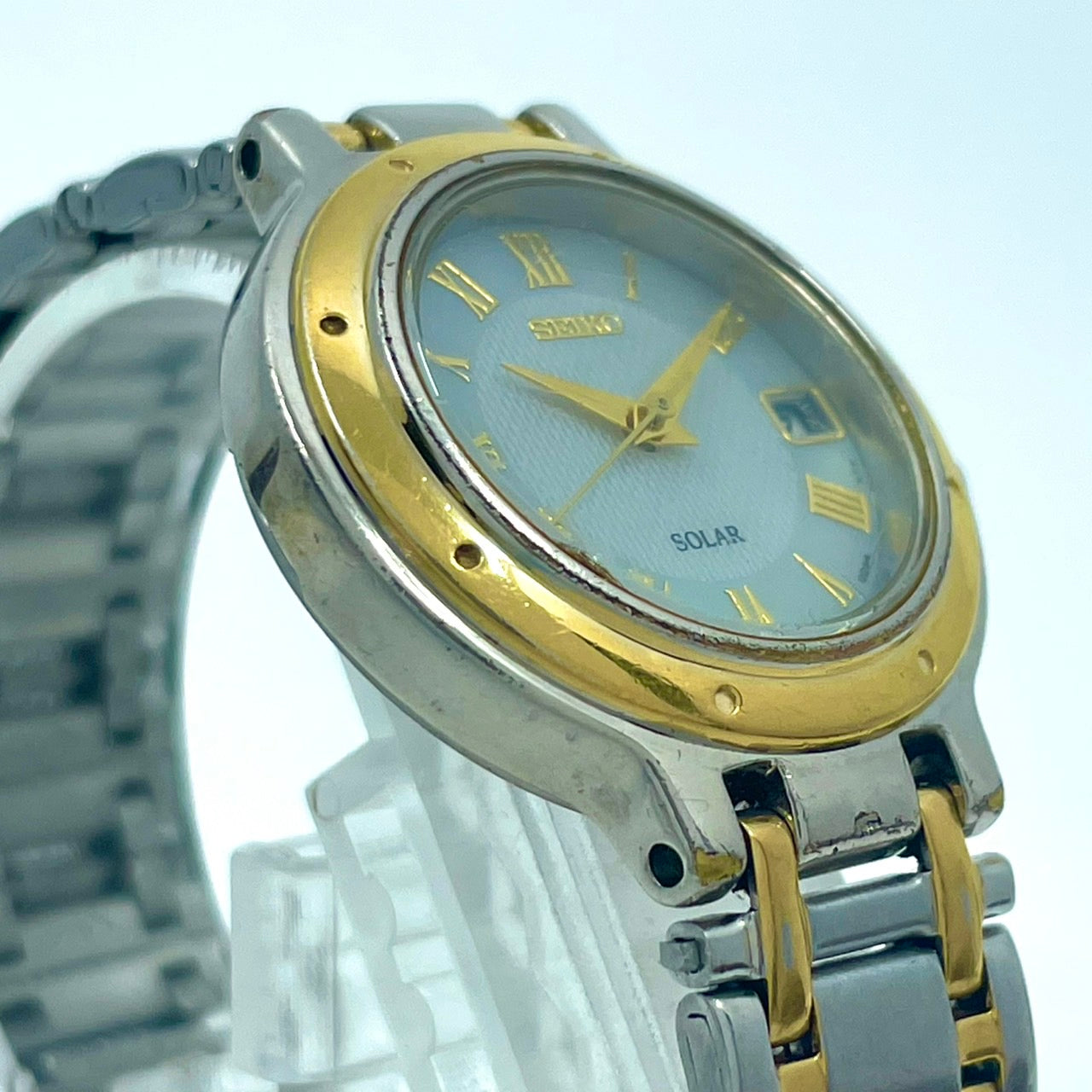 【稼働/美品】セイコー 腕時計 V182-0020 ソーラー レディースウォッチ シルバー ゴールド コンビ シェル文字盤 デイト表示 ローマ数字 ラウンド エレガント クラシック ドレスウォッチ ビジネス クリーニング済 G6