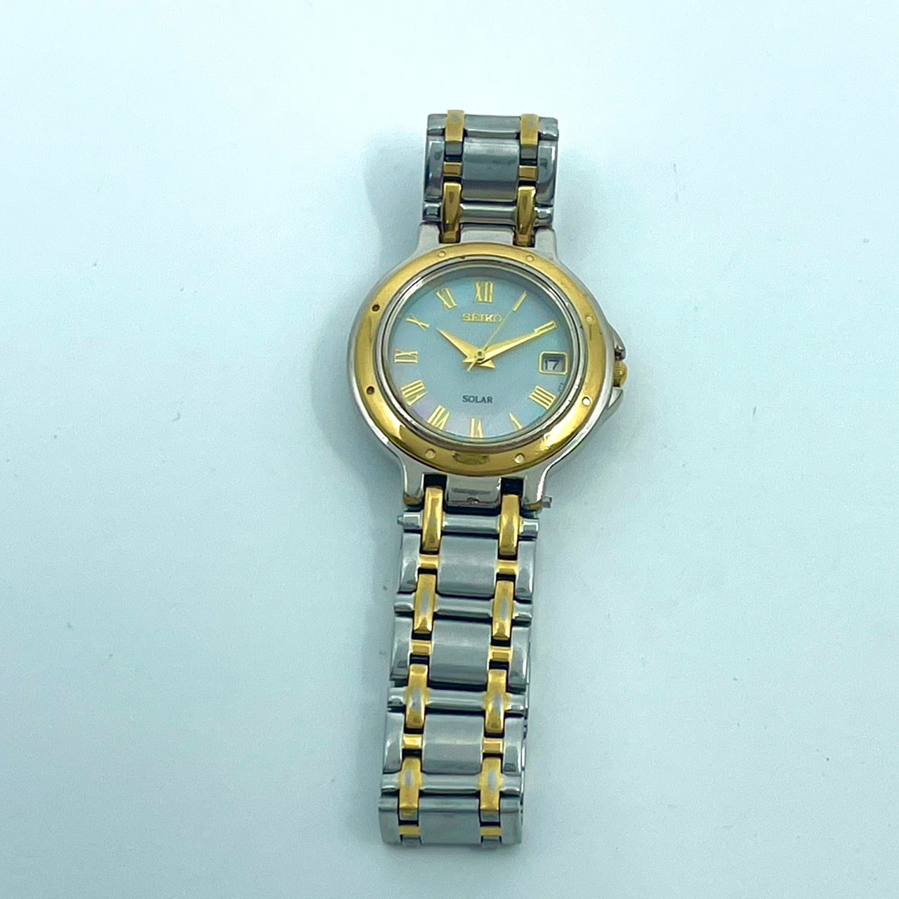 【稼働/美品】セイコー 腕時計 V182-0020 ソーラー レディースウォッチ シルバー ゴールド コンビ シェル文字盤 デイト表示 ローマ数字 ラウンド エレガント クラシック ドレスウォッチ ビジネス クリーニング済 G6
