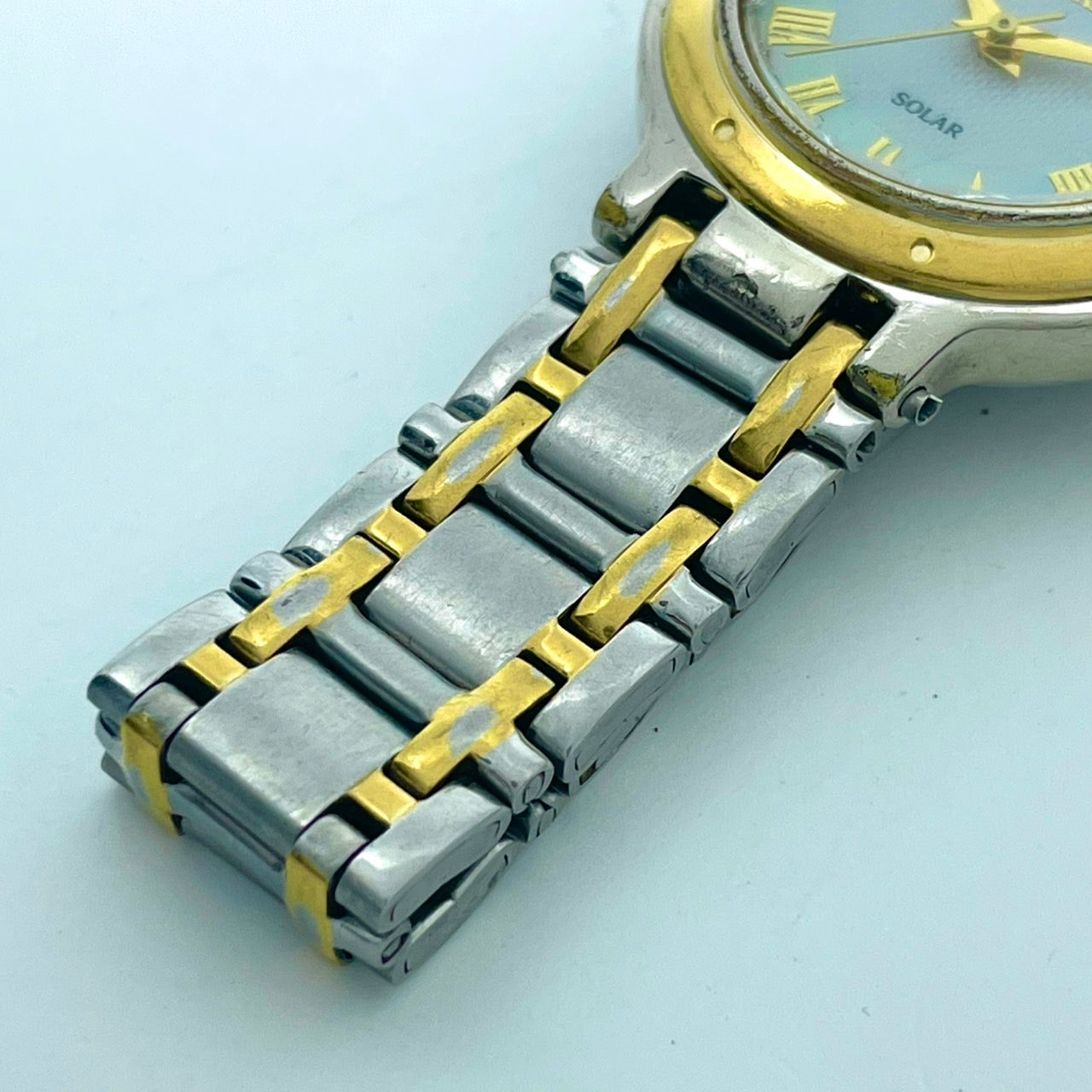 【稼働/美品】セイコー 腕時計 V182-0020 ソーラー レディースウォッチ シルバー ゴールド コンビ シェル文字盤 デイト表示 ローマ数字 ラウンド エレガント クラシック ドレスウォッチ ビジネス クリーニング済 G6