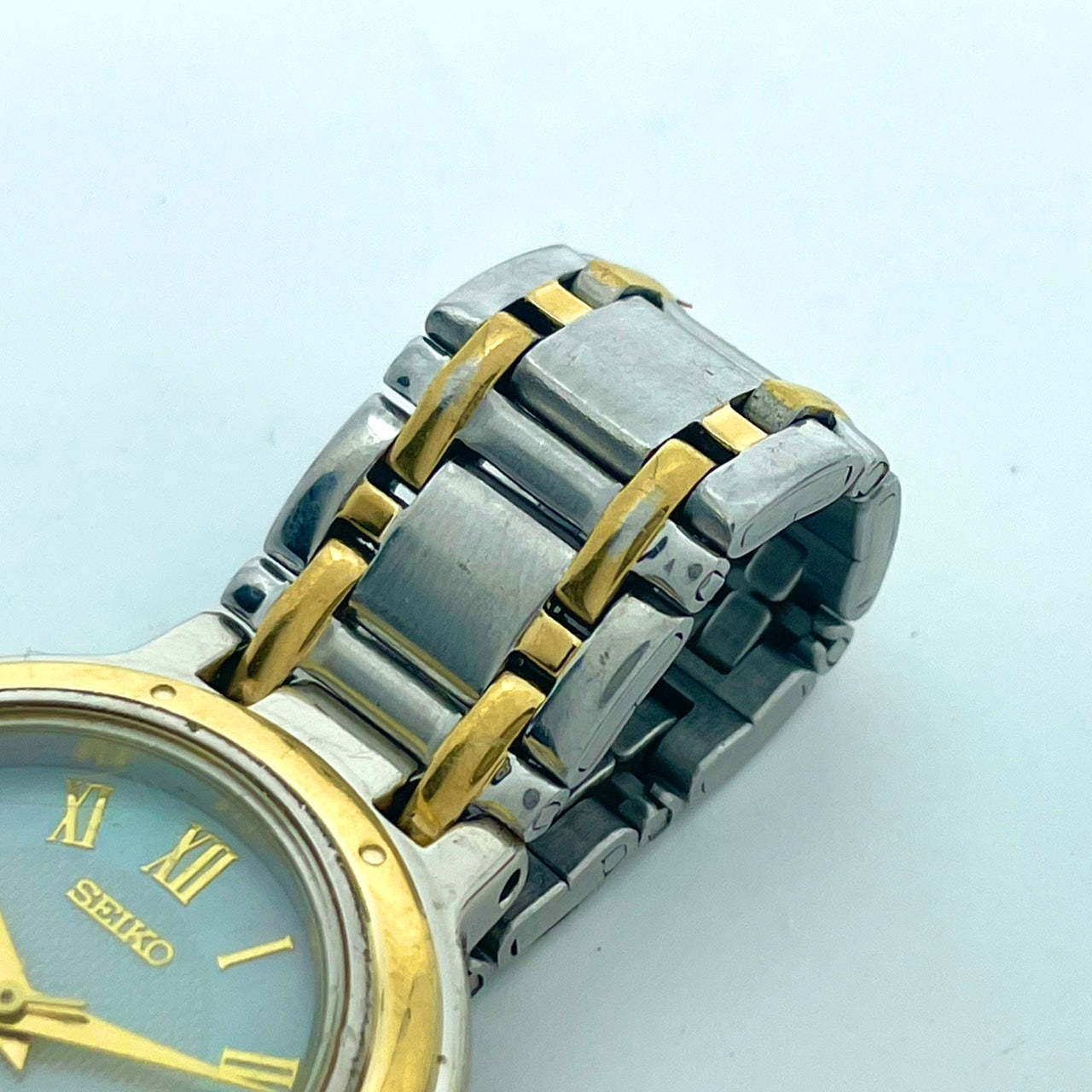 【稼働/美品】セイコー 腕時計 V182-0020 ソーラー レディースウォッチ シルバー ゴールド コンビ シェル文字盤 デイト表示 ローマ数字 ラウンド エレガント クラシック ドレスウォッチ ビジネス クリーニング済 G6